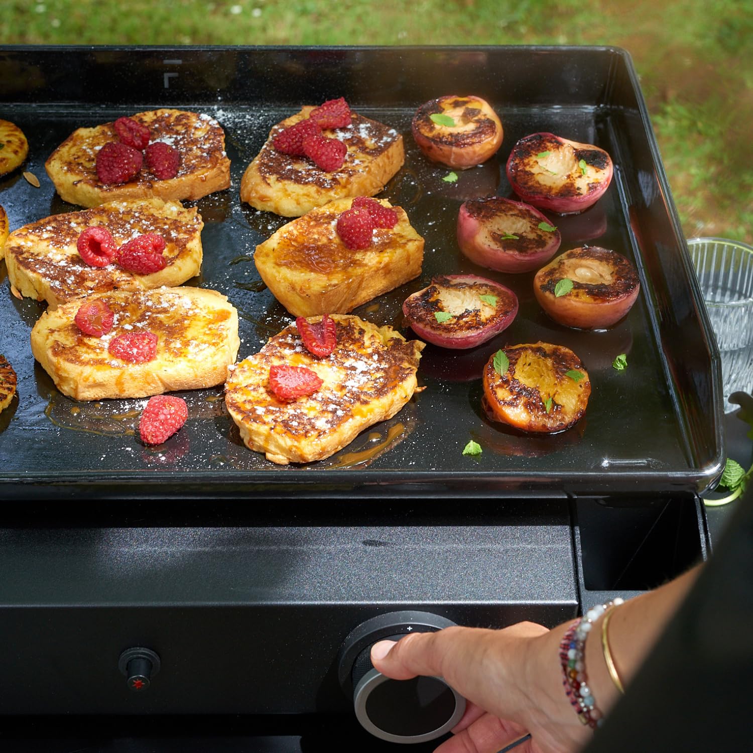 Forge Adour – Plancha Gaz Extérieure 60 cm Acier Noir, Plaque cuisson Fonte Émaillée Anti-adhésive, 2 Brûleurs 5000W, Plancha Gaz Extérieur 8 à 10 Convives, Châssis Acier Noir, Garantie 5 Ans