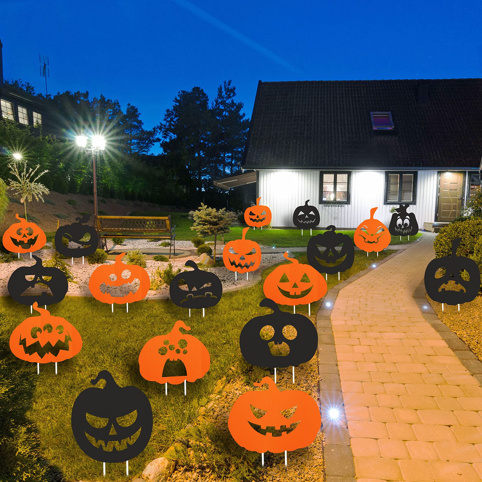 Signes de Cour d'Halloween : Lot de 18 Citrouilles en Plastique Ondulé avec Piquets