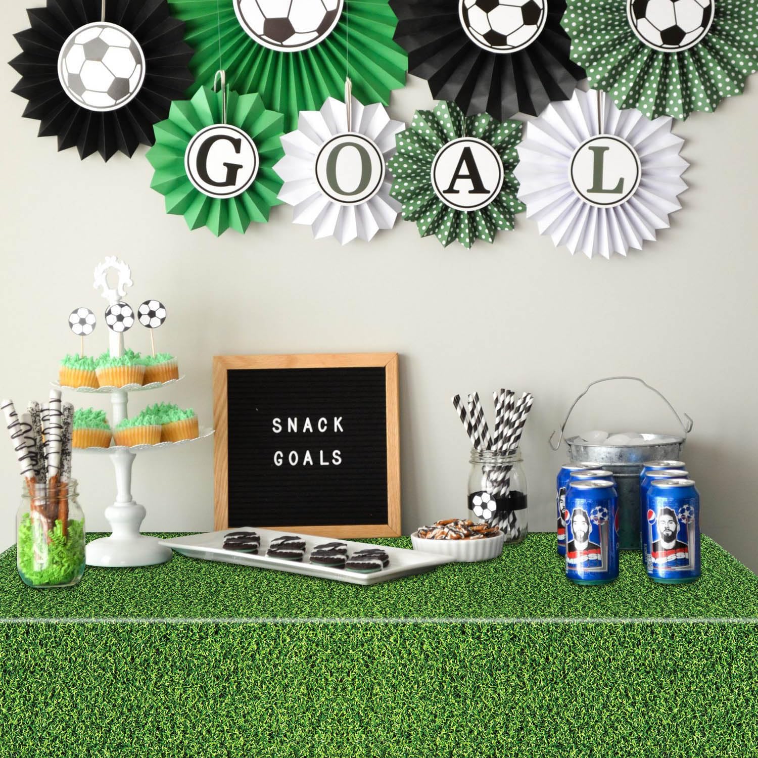 4 Tovaglie Erba Sintetica Verde 220x130 Cm - Per Feste A Tema Sportivo, Jungle, Golf, Compleanni