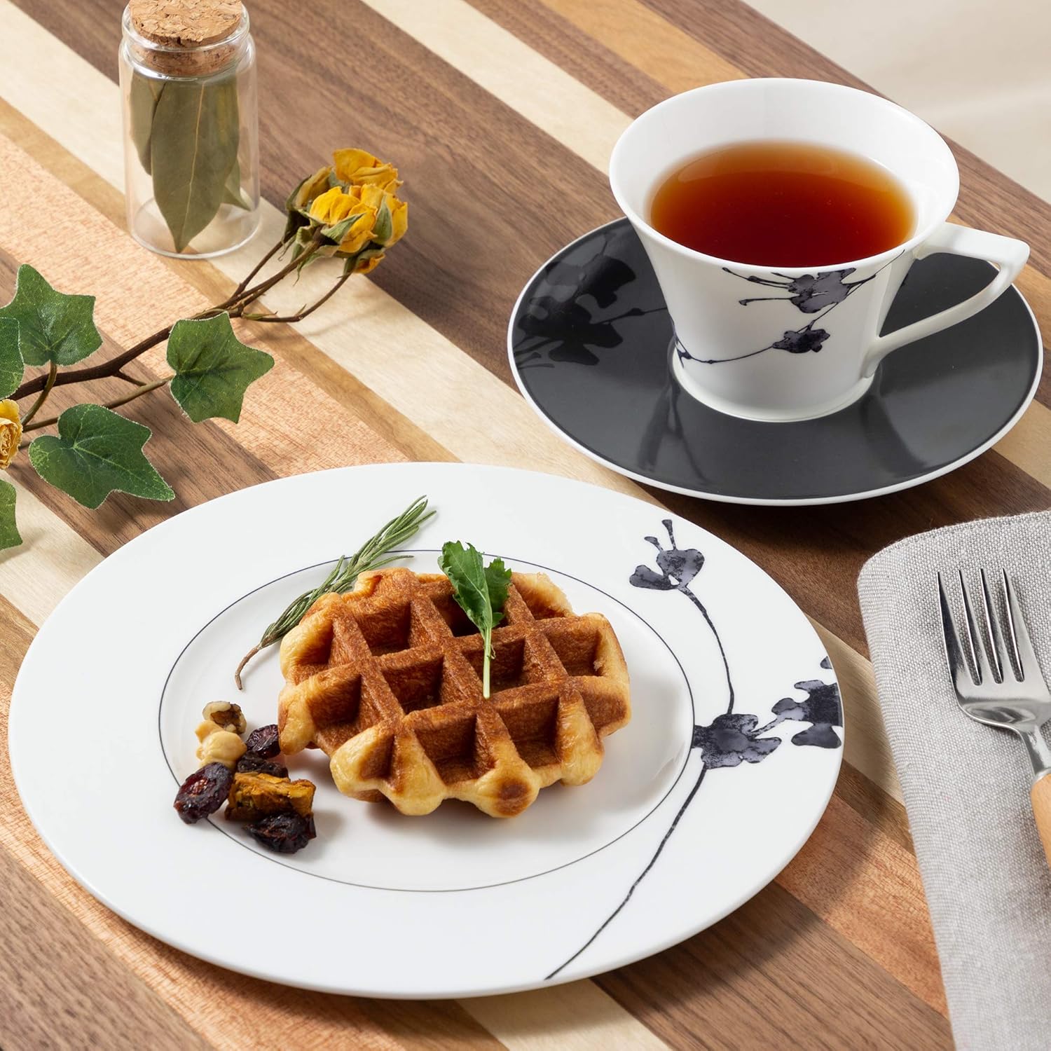 Narumi 51230-5608 Cup Saucer, Black Plants, Black, 5.9 inches (15 cm), Microwave Heating Safe, Made in Japan