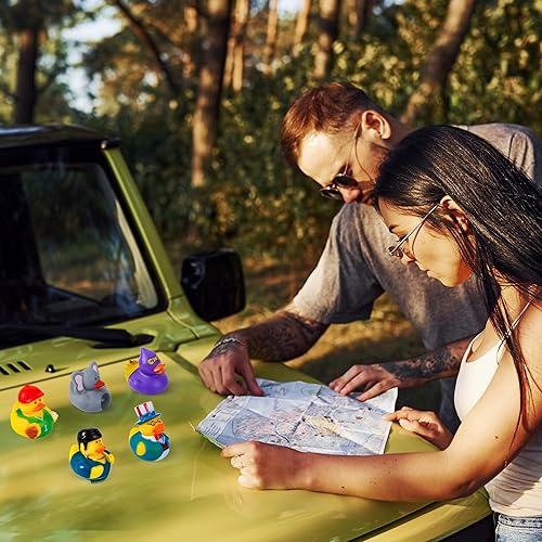 Vista 6 de JOYIN 120 patos de goma, patos surtidos aleatorios a granel con bolsa de transporte de malla, mini patitos de goma para juguetes de baño de bebés