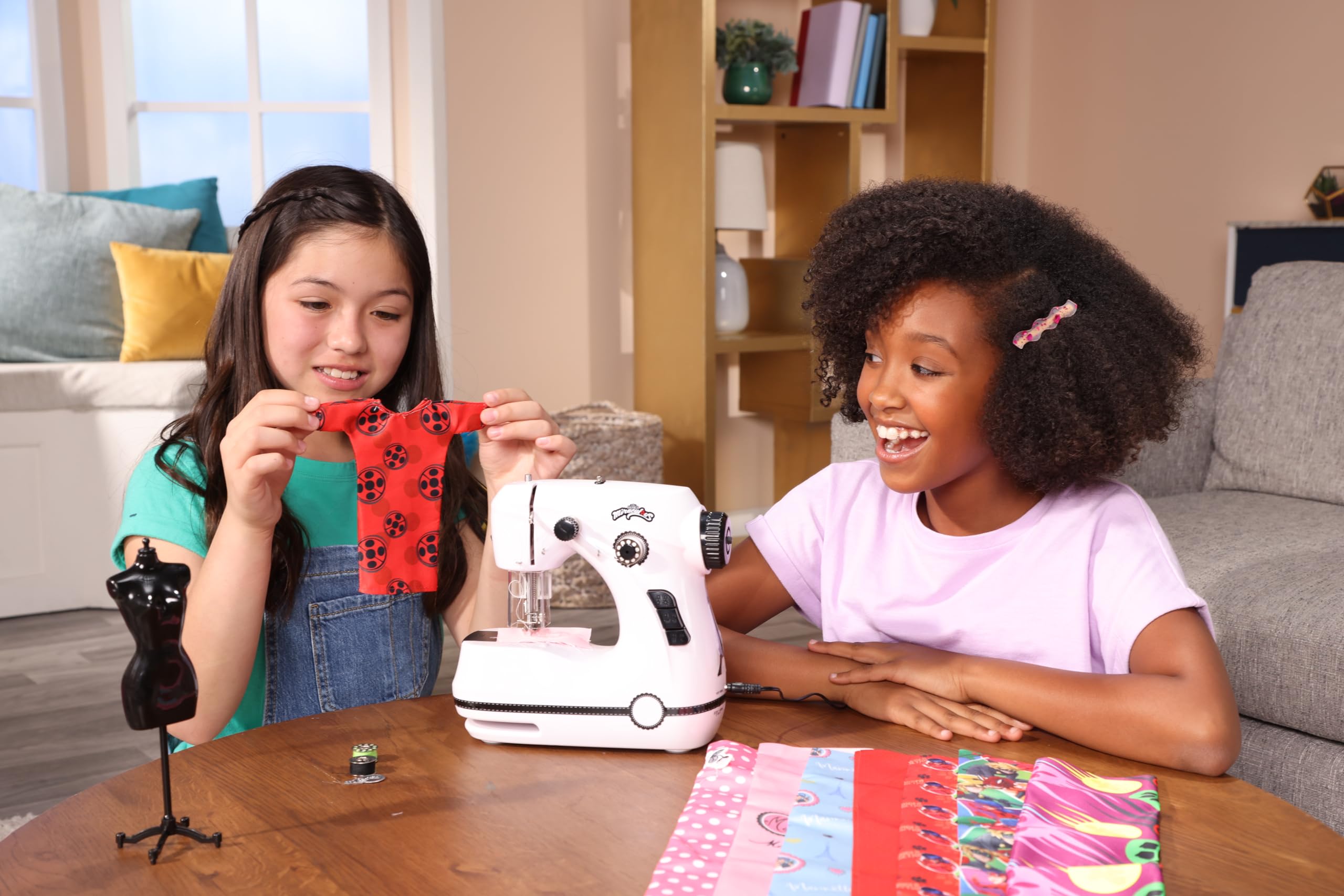 Mini macchina da cucire Miraculous Ladybug, Marinette - per bambini, doppia velocità, portatile, con adattatore per tessuti Europa - M02106 - Wyncor