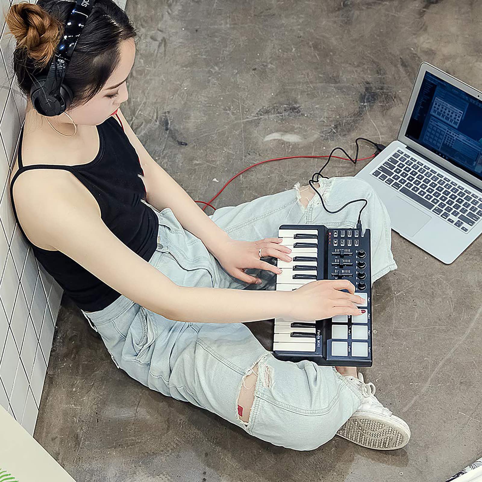 TsoLay Controller Tastiera Midi a 25 Tasti, Controller Midi USB Professionale con 8 Pad Trigger Retroilluminati Colorati, Manopole Rotanti E Software di Produzione Musicale, per Mac E PC