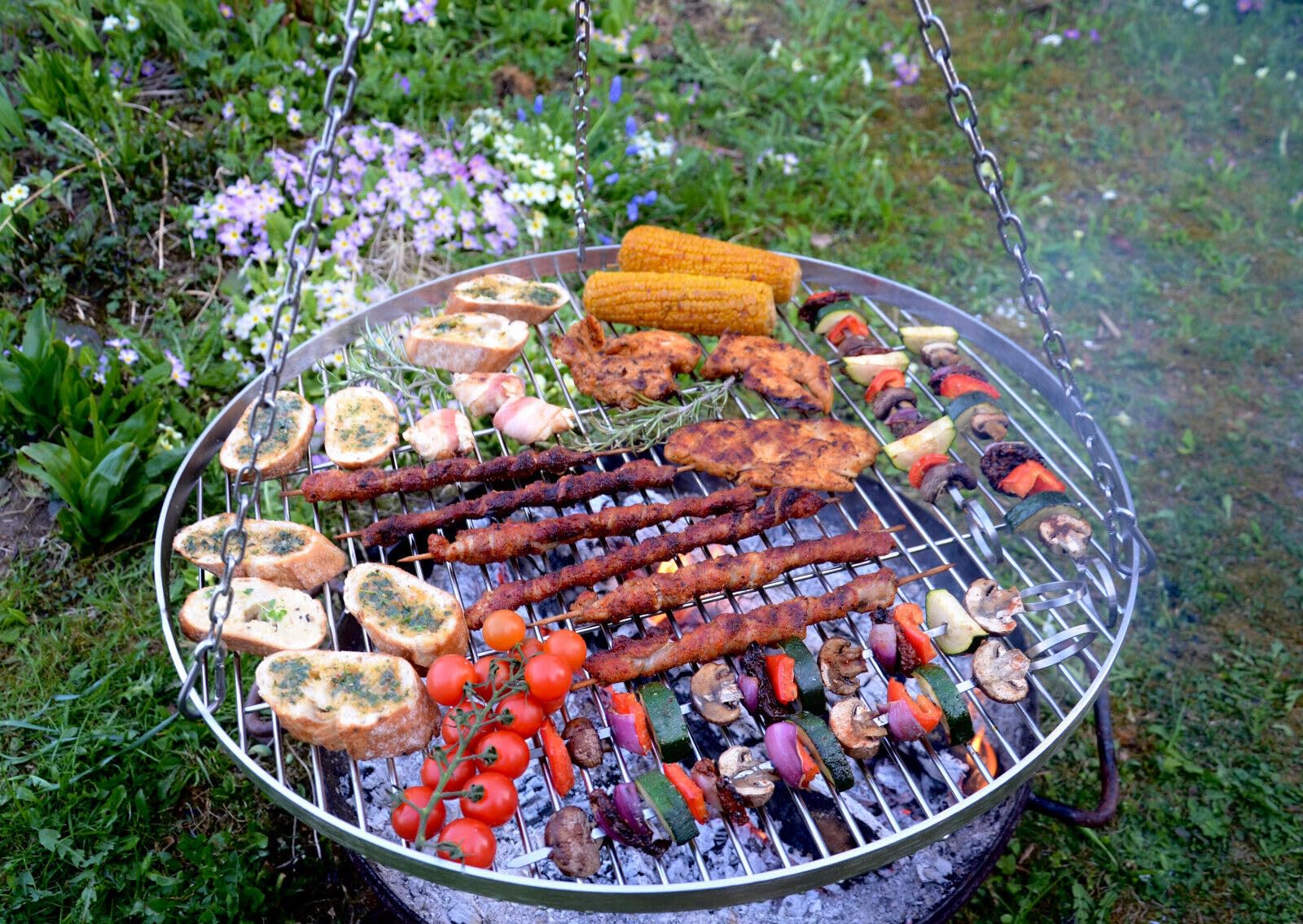 Edelstahl Grillrost Restposten Ø 60 cm – Feingliedriger Grillrost, rund mit Drehwirbel, rostfrei, mit Reling als Grillgut-Absturzsicherung, für Schwenkgrill, Grill Gitter