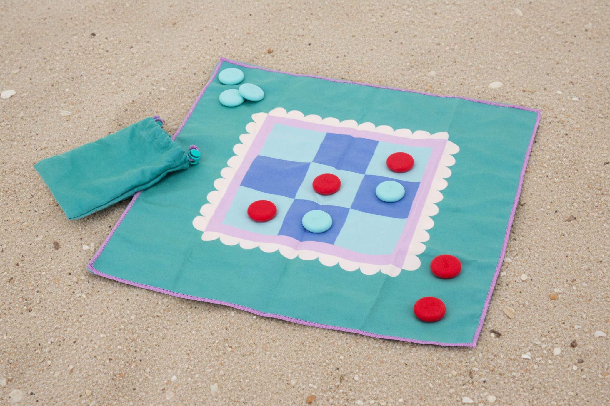 Quut - Jeu de Voyage 2 en 1 Petits Chevaux & Morpion pour Enfants dès 3 Ans - réversible - imperméable - Microfibre - 18 pions en Silicone - 2 dés - avec Pochette