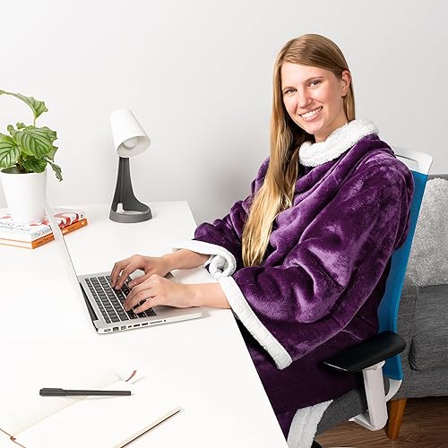 Miniatura 4 de PAVILIA Manta de forro polar Sherpa con mangas para mujeres, hombres y adultos, manta cálida de felpa suave gruesa, para acurrucarse, con bolsillo,