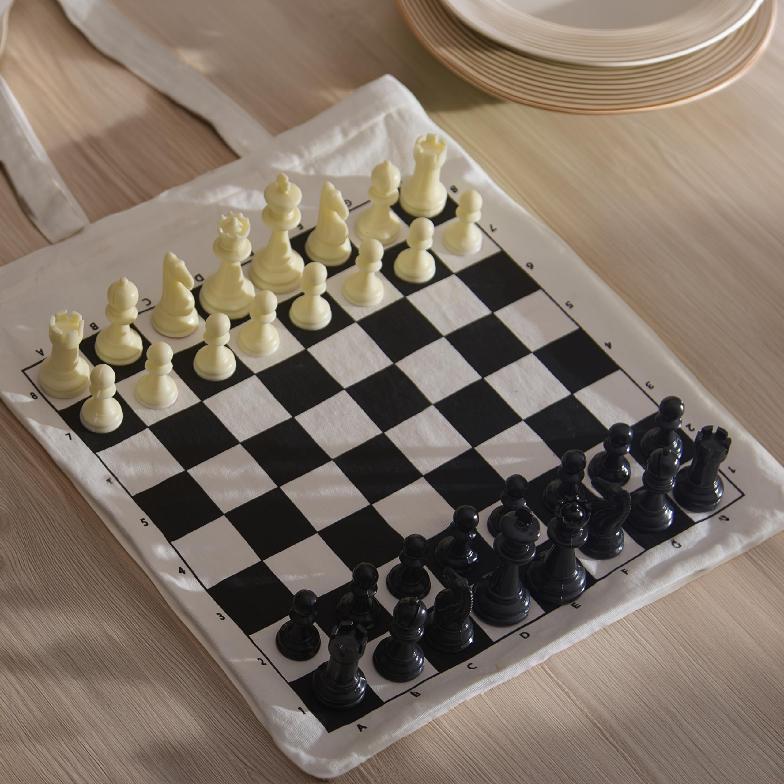 Aufrollbares Schachbrett von Stonkraft – Tragbare Schachmatte mit doppeltem Verwendungszweck und Baumwolltragetasche mit Schachbrettaufdruck, um überall Schach zu Spielen | (with Chess Pieces)