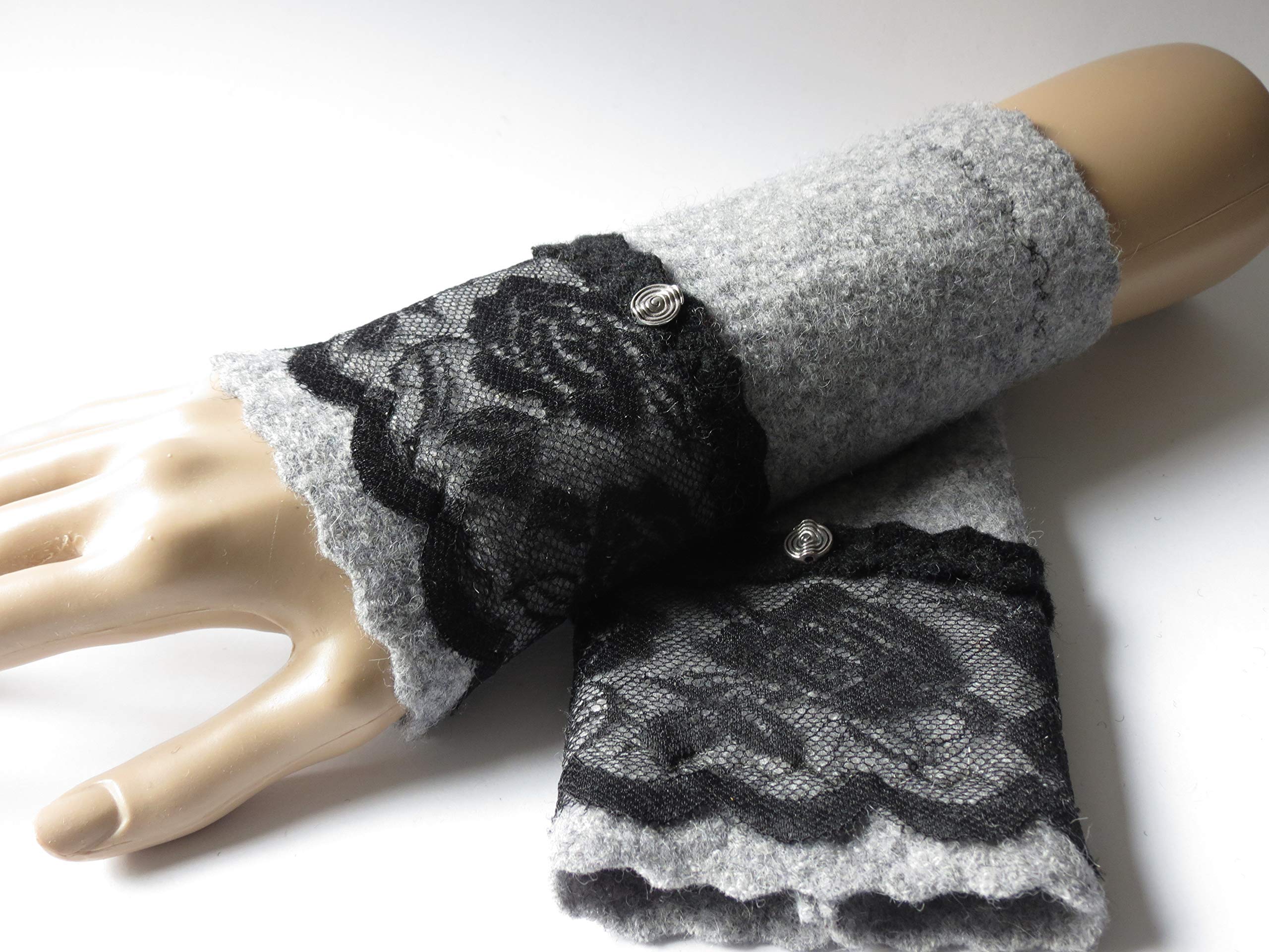 Armstulpen/Pulswärmer mit Spitzenapplikation: Walkwolle (Walkloden, Kochwolle) in Grau, elastisches Spitzenband in Schwarz; umringender Zackenlitz, Charm (Designer-Perle), Zierstich