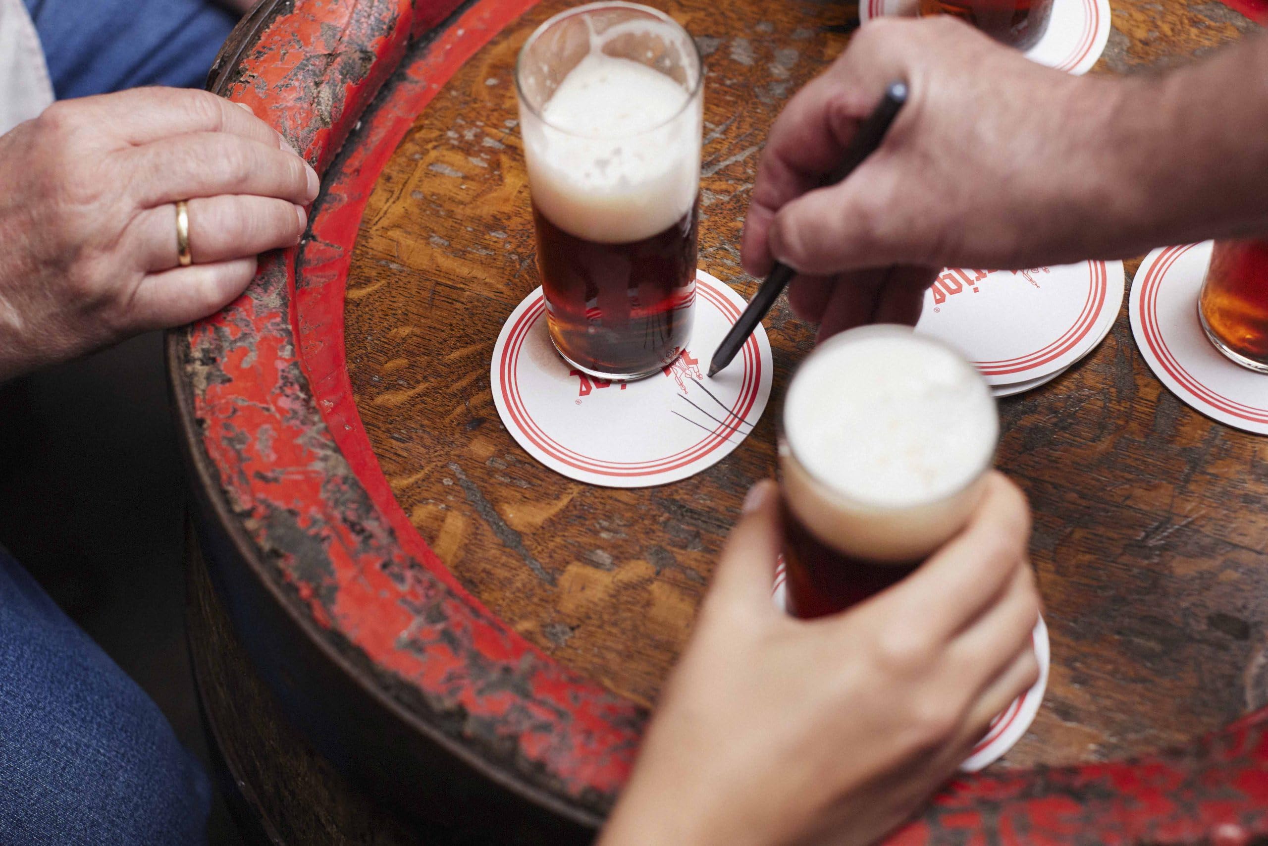 Amazon.co.jp: ドイツビール ツム・ユーリゲ アルト ビール 330ml : 食品・飲料・お酒