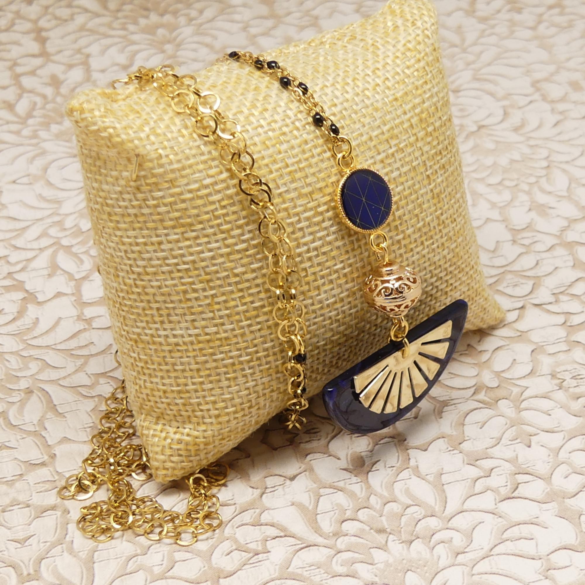 Collana lunga con catene in ottone dorato e pendente mezzaluna in resina