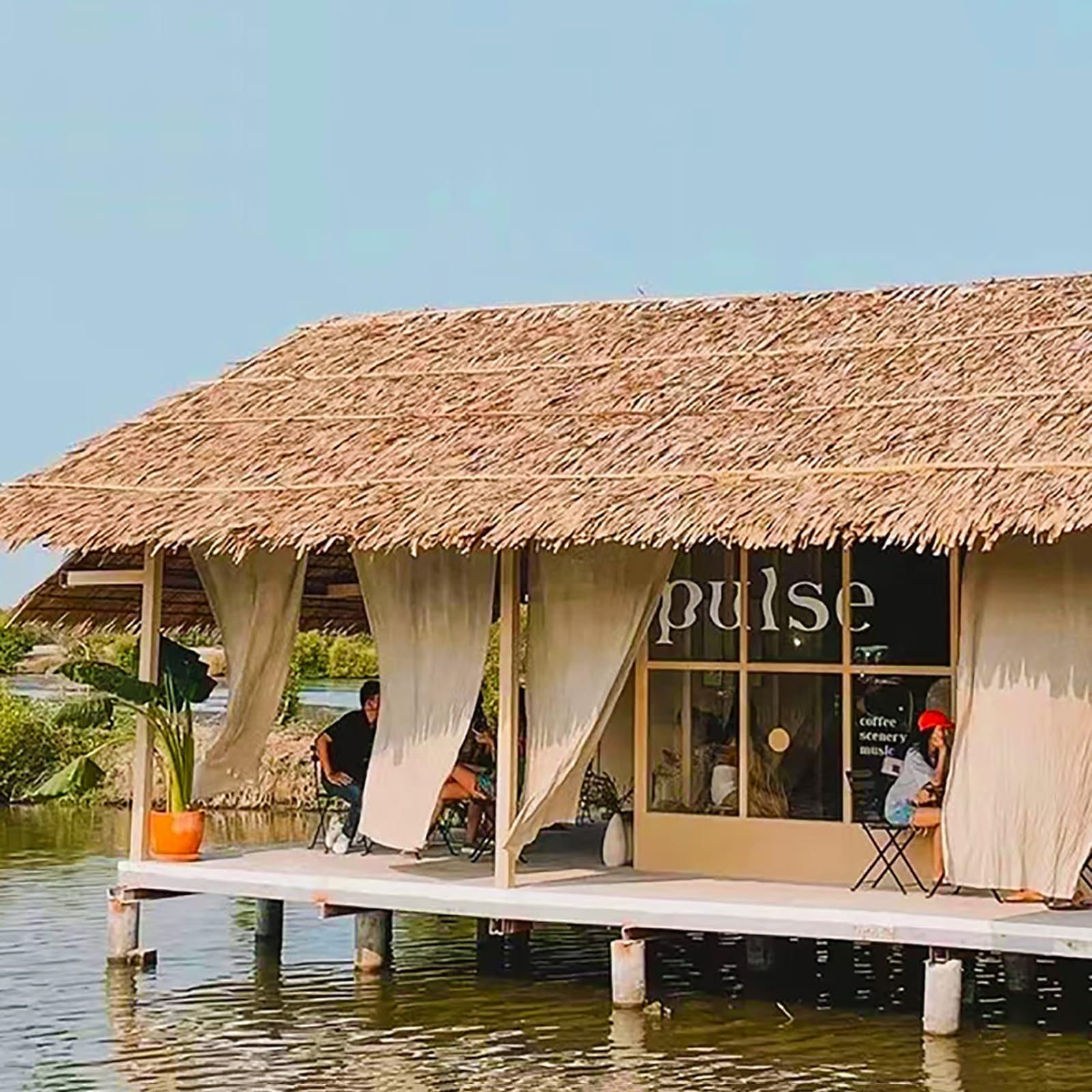 Rolka słomy dachowej ze strzechą, sztuczna palma strzecha, syntetyczna roleta na trawę, strzecha, do ogrodu, na patio, pokrowiec na parasol, ogrodzenie, plażę, 1 x 4 m