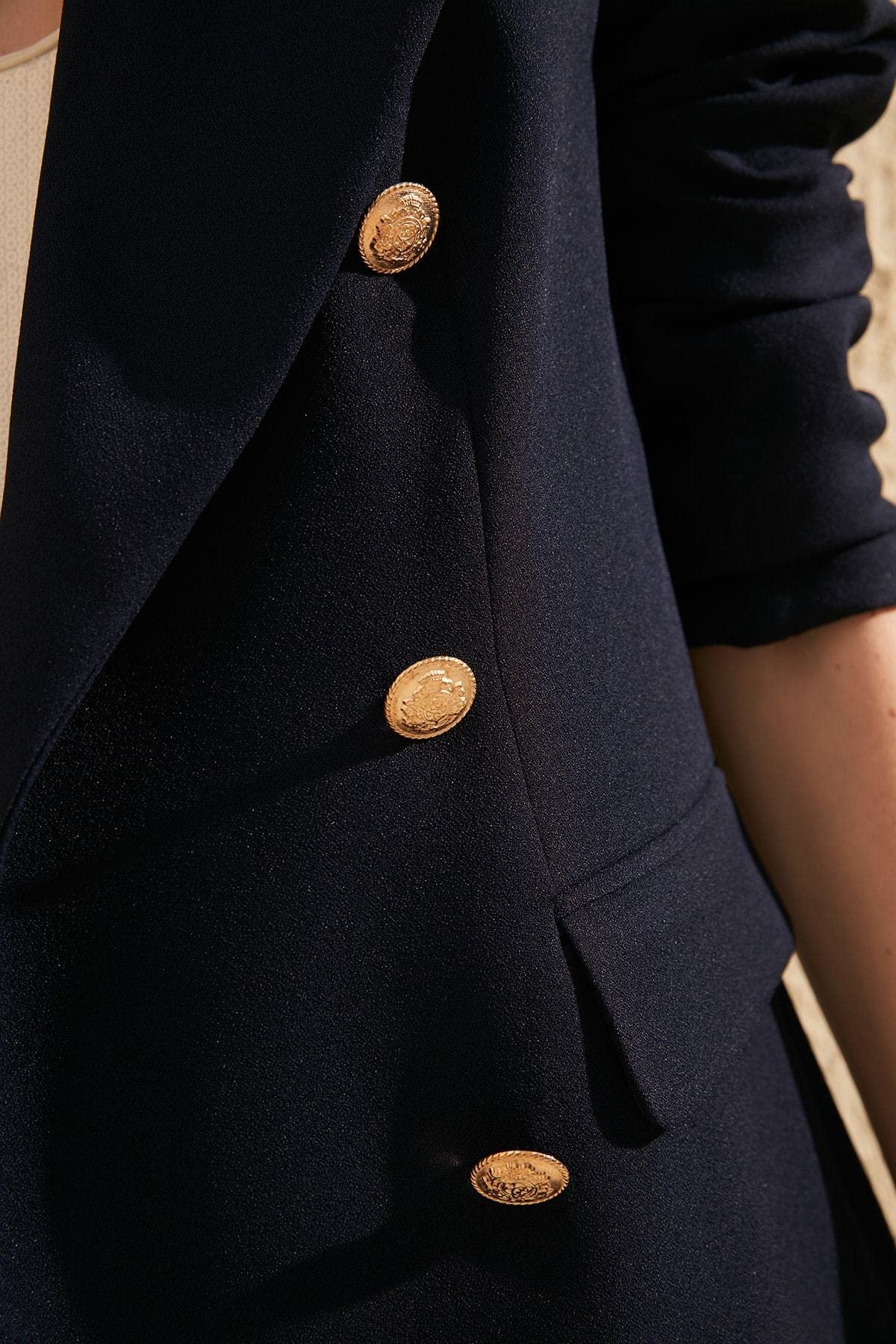 Trendyol Veste Blazer Surdimensionnée À Boutons Bleu Marine Trendyol Veste Blazer surdimensionnée avec Boutons Bleu Marine Femme (Lot de 1)