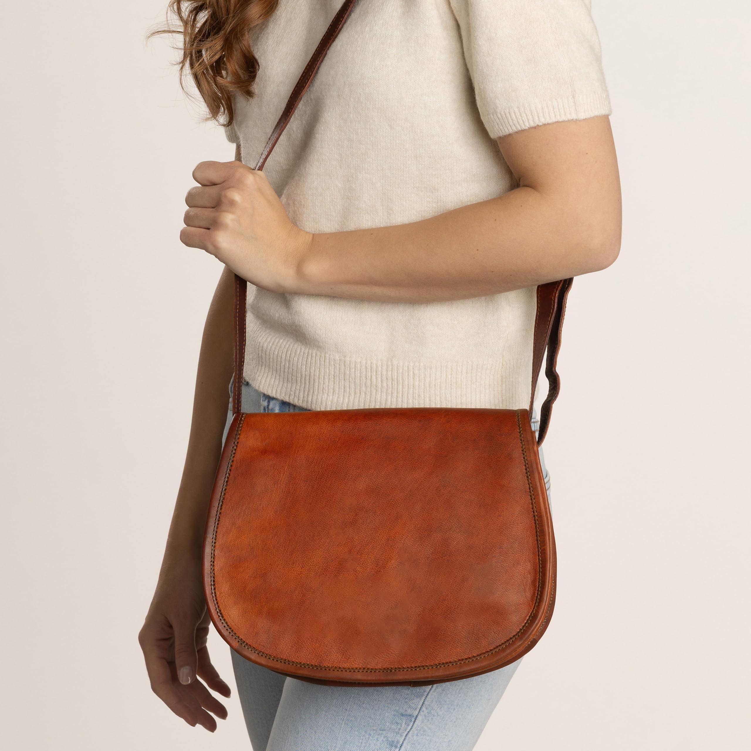 Gusti Leder Umhängetasche – Holly Damen Handtasche aus echtem Ziegenleder in Braun, Vintage-Look, vegetabil gegerbt, Magnetverschluss, passend für 7,9"-Geräte, ideal für Alltag & Freizeit