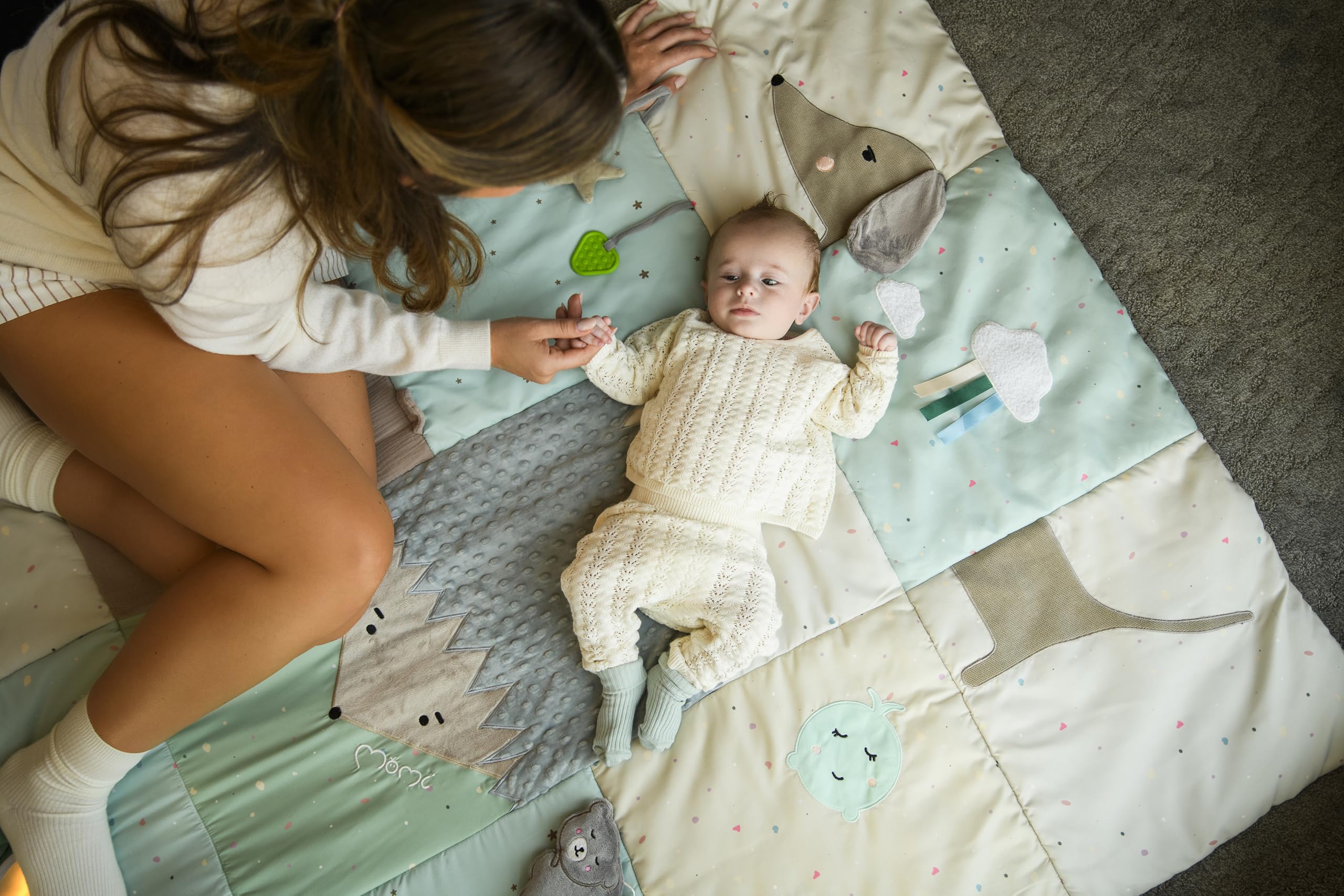 Momi VOLPI Alfombra sensorial para bebés y niños pequeños 120 x 160 cm, Alfombra de Juego y Manta para Gatear para niñas y niños, Plegable en una Bolsa con Asas de Transporte