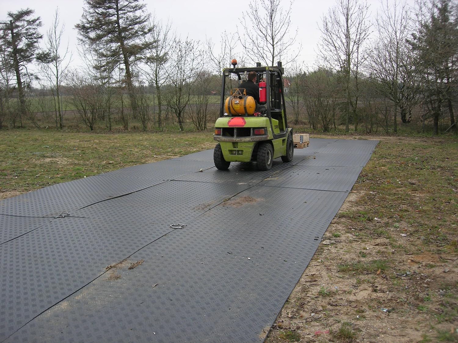 P. Lindberg Bodenschutzmatten, Belastbarkeit 10t, 240×110×1 cm, 4er-Pack | Robuste Kunststoff-Straßenplatten mit Tragegriffen, rutschfeste Zugangsmatten für Bagger, Bauwesen, Einfahrten, Rasenschutz