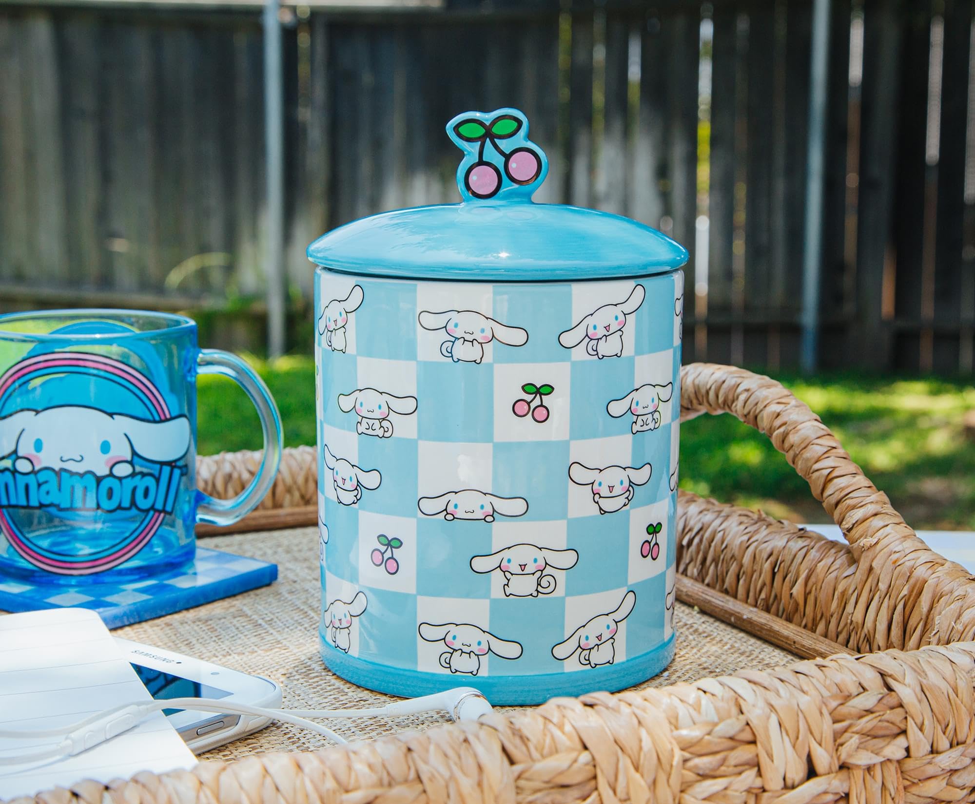 Amazon.com: Silver Buffalo Sanrio Hello Kitty and Friends