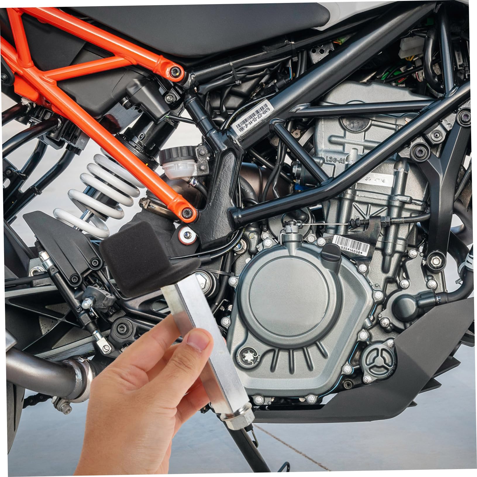 Motorradständer aus Metall mit Stabilem Arbeitsplattform Multifunktionalem Design für Motorradpflege als Vorder und Hinterrad Hebeständer Beim Motorrad Service