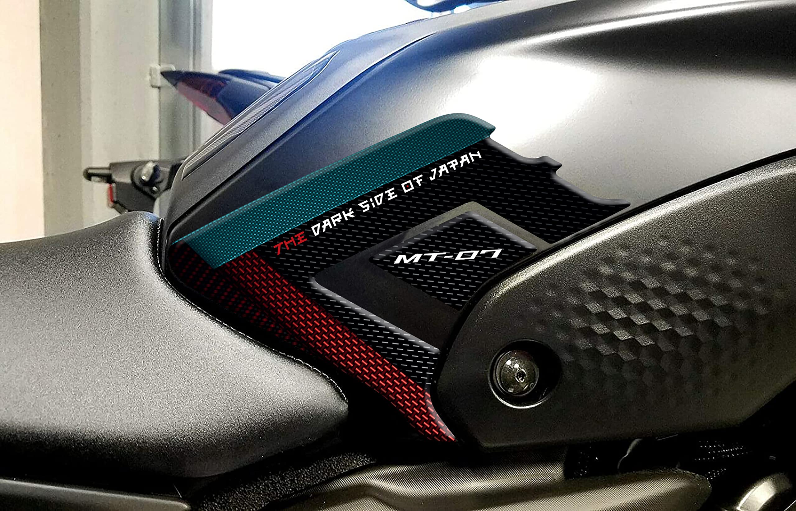Paraserbatoio.it ADESIVO RESINATO EFFETTO 3D, PER MOTO COMPATIBILE CON YAMAHA MT-07 DAL 2021 IN POI (CYAN STORM, PROTEZIONI LATERALI SERBATOIO)