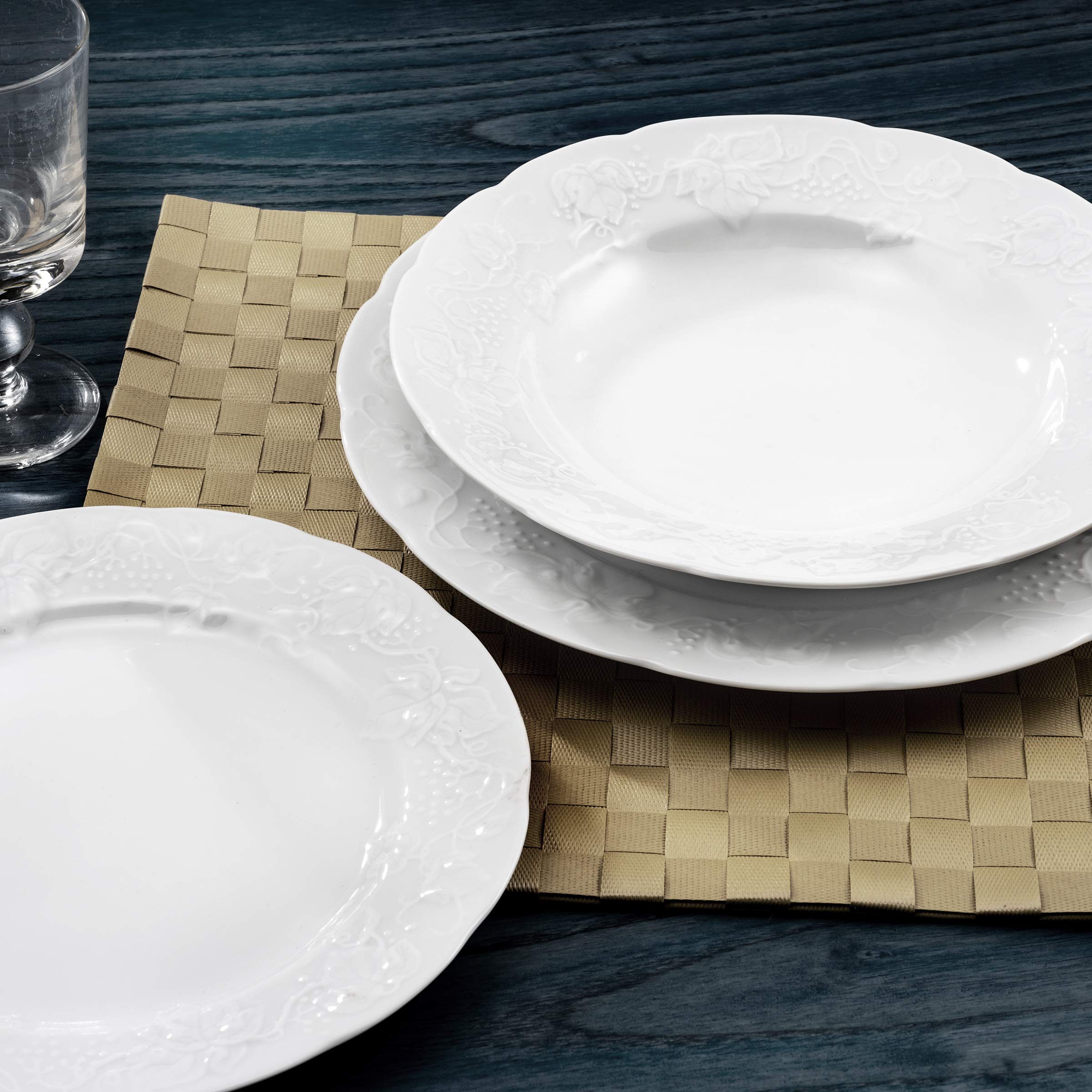 Médard de Noblat - Service vaisselle - Provence - Porcelaine - Lot de 18 assiettes - Blanc