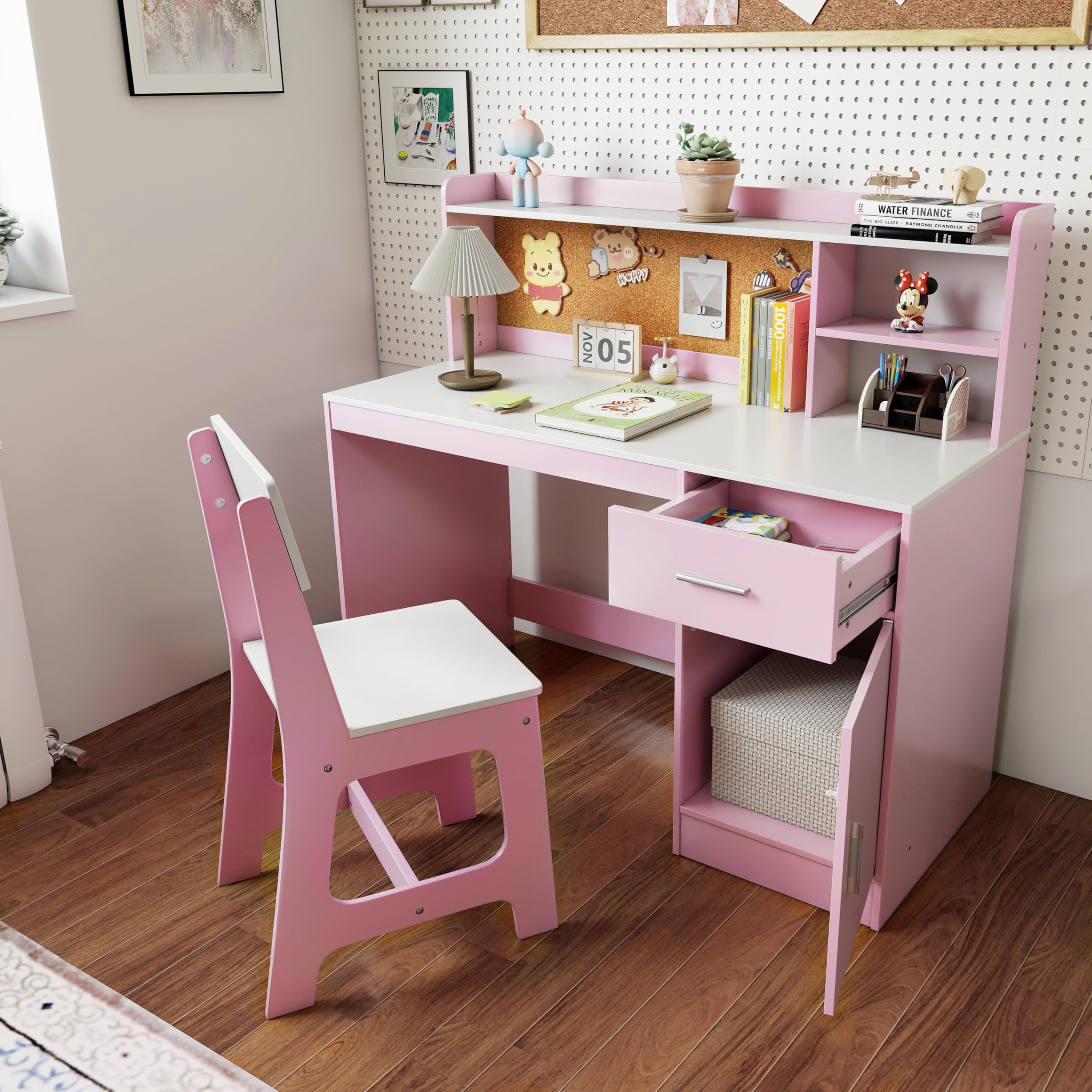 LIFEZEAL Mesa y Silla Infantil, Muebles Infantiles Multifuncional, Escritorio con Estantería, Cajón, Armario, Tablero de Corcho, Taburete Ergonómica con Respaldo Inclinado (Rosa)