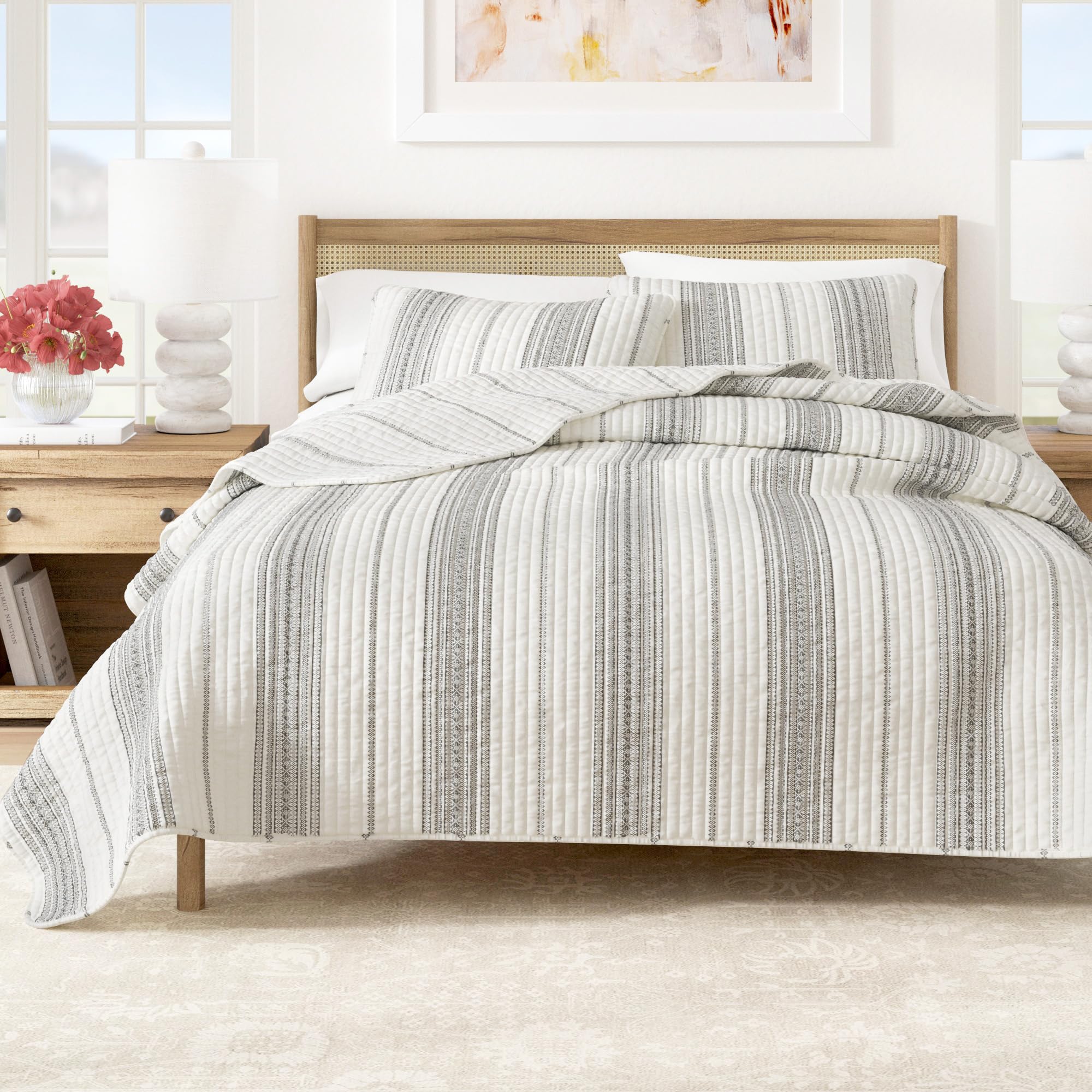 Great Bay Home Wesley Collection 3 Piece Quilt Set with Shams. Reversible Modern Bedspread Coverlet. Machine Washable. (Twin, White/Grey)