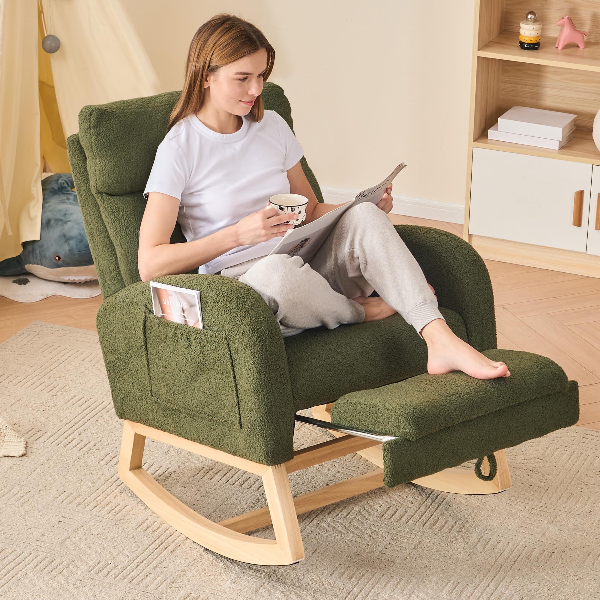 Sedia a dondolo con poggiapiedi e poggiatesta, sedia ergonomica per allattamento con seduta extra larga e grande tasca laterale per soggiorno e cameretta dei bambini