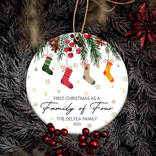 Miniatura 2 de Regalo personalizado para la primera Navidad como una familia de adornos, adorno de Navidad para la familia, decoración personalizada para el árbol
