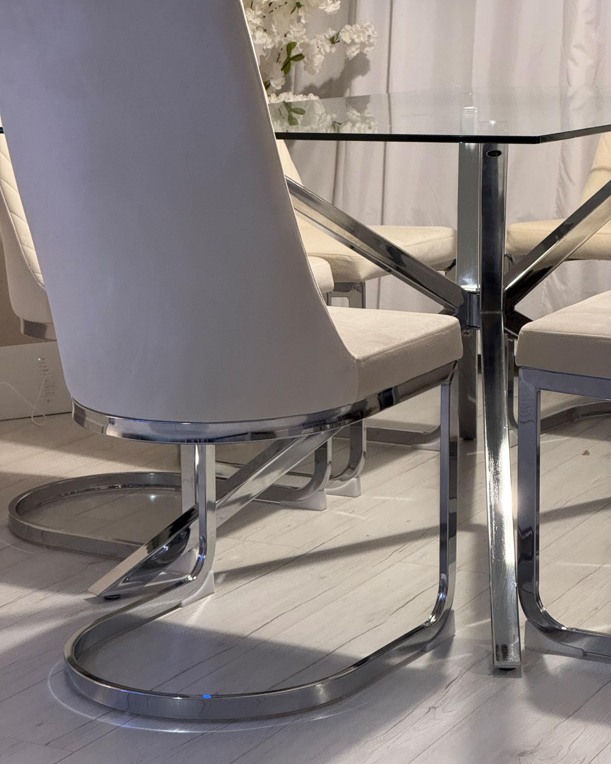 Beliani Mesa de Comedor Rectangular 160 x 90 cm Tablero de Vidrio Templado Transparente Patas Plateadas Cora
