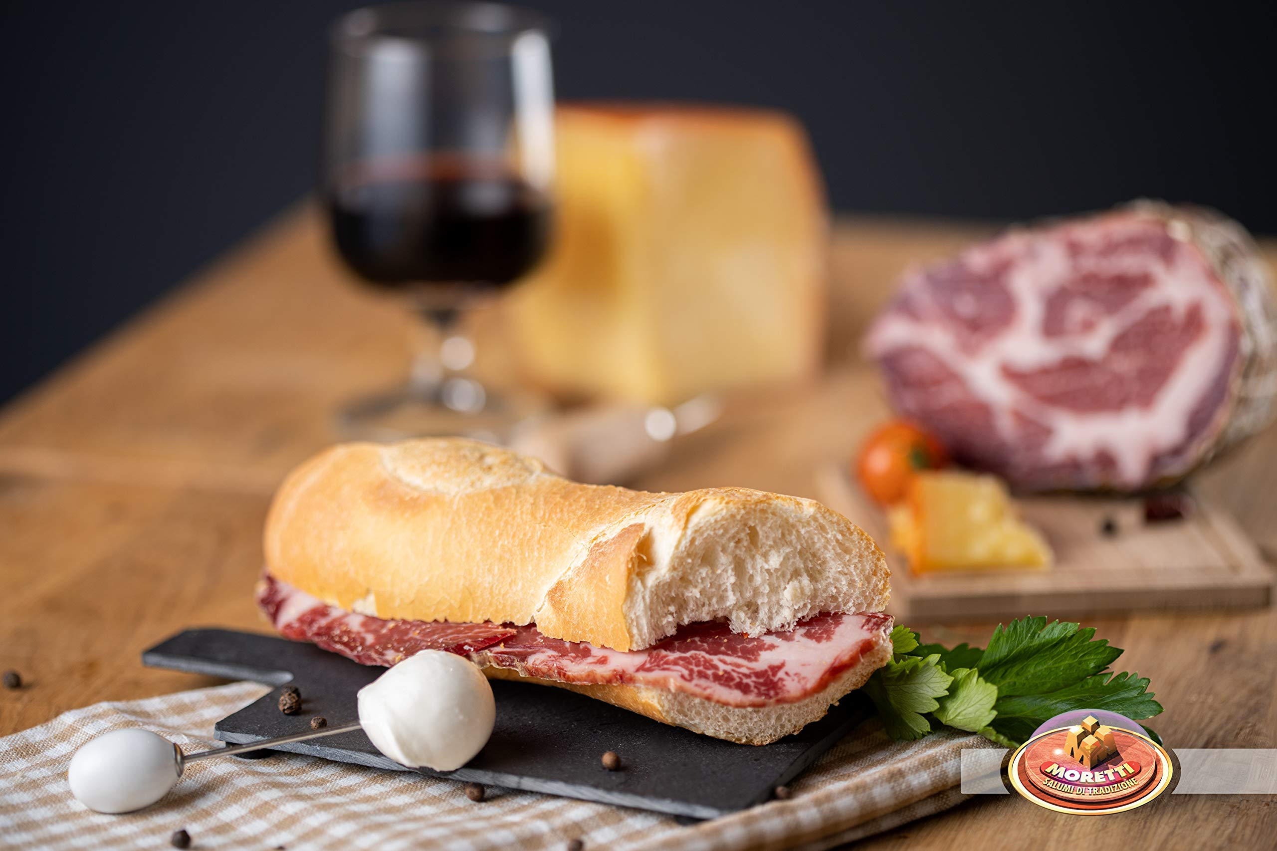 Moretti® | Coupe Capocollo assaisonnée sucrée et épicée | Tranche 750g / 900g Emballage sous vide | Capocollo artisanal sucré ou épicé | Planche à découper en bois d'aulne en cadeau (Doux)