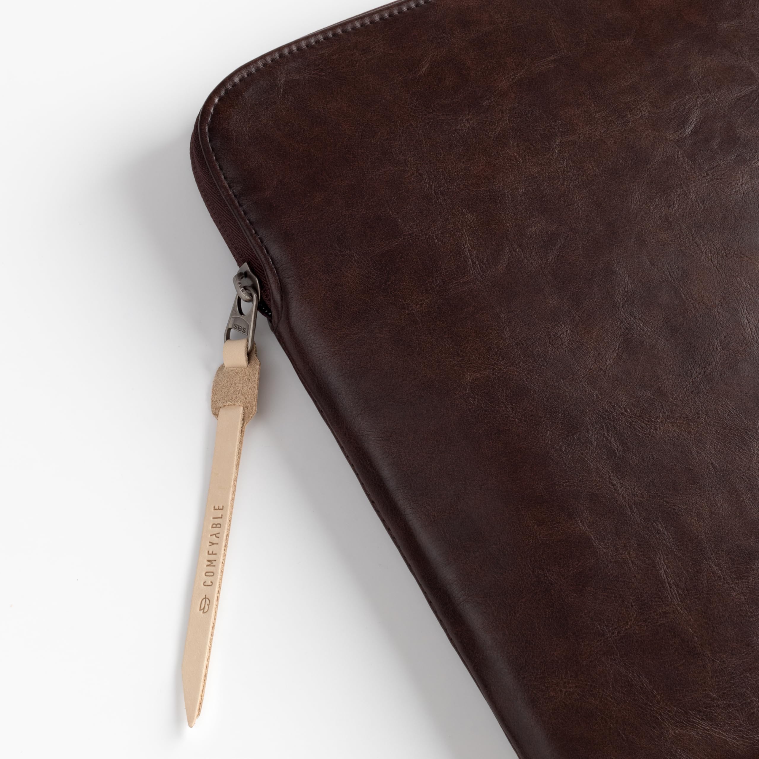 Comfyable Funda portátil Compatible con MacBook Pro 16 M5 Pro/MAX A3428 A3429 M4 M3 M2 M1 2026-2019 y MacBook Air 15 Ajuste Holgado, Sleeve PU Repelente al Agua, Marrón Briarwood