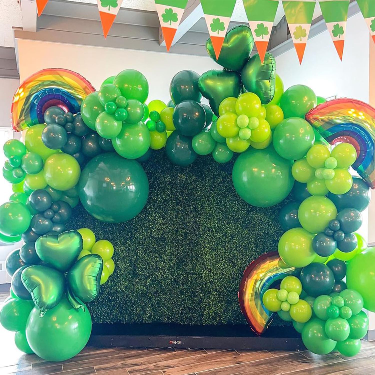 AhfuLife Happy St. Patrick's Day Bunting, St Patricks Day Decorazioni Shamrock Top Hat Garland Banner Hanging Swirls Latex Balloon per Irish Party (Decorazioni per il giorno di San Patrizio