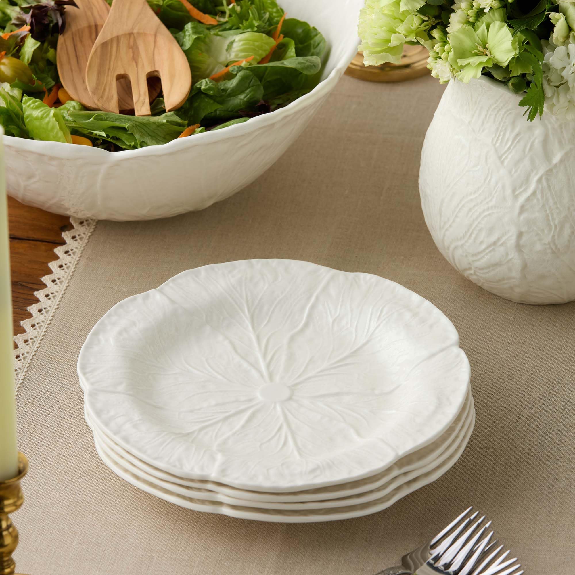 Lot de 4 assiettes à salade/dessert 3D en grès ivoire sculpté de 22,9 cm – Vaisselle ancienne pour dîner et divertissement frais et inspirés de la nature au quotidien et saisonnier