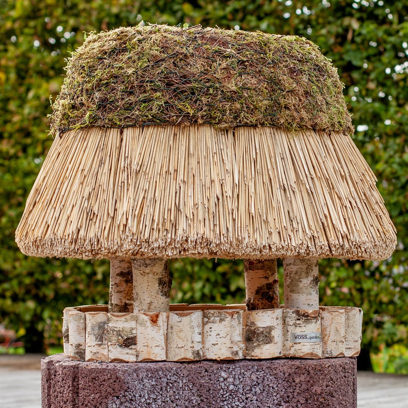 VOSS.garden Ovales Vogelhaus Pellworm mit Reetdach, Naturbelassene Birke 46x29cm große Futterplatte, Vogelfutterstation Vogelvilla Futterhaus Vogelhäuschen