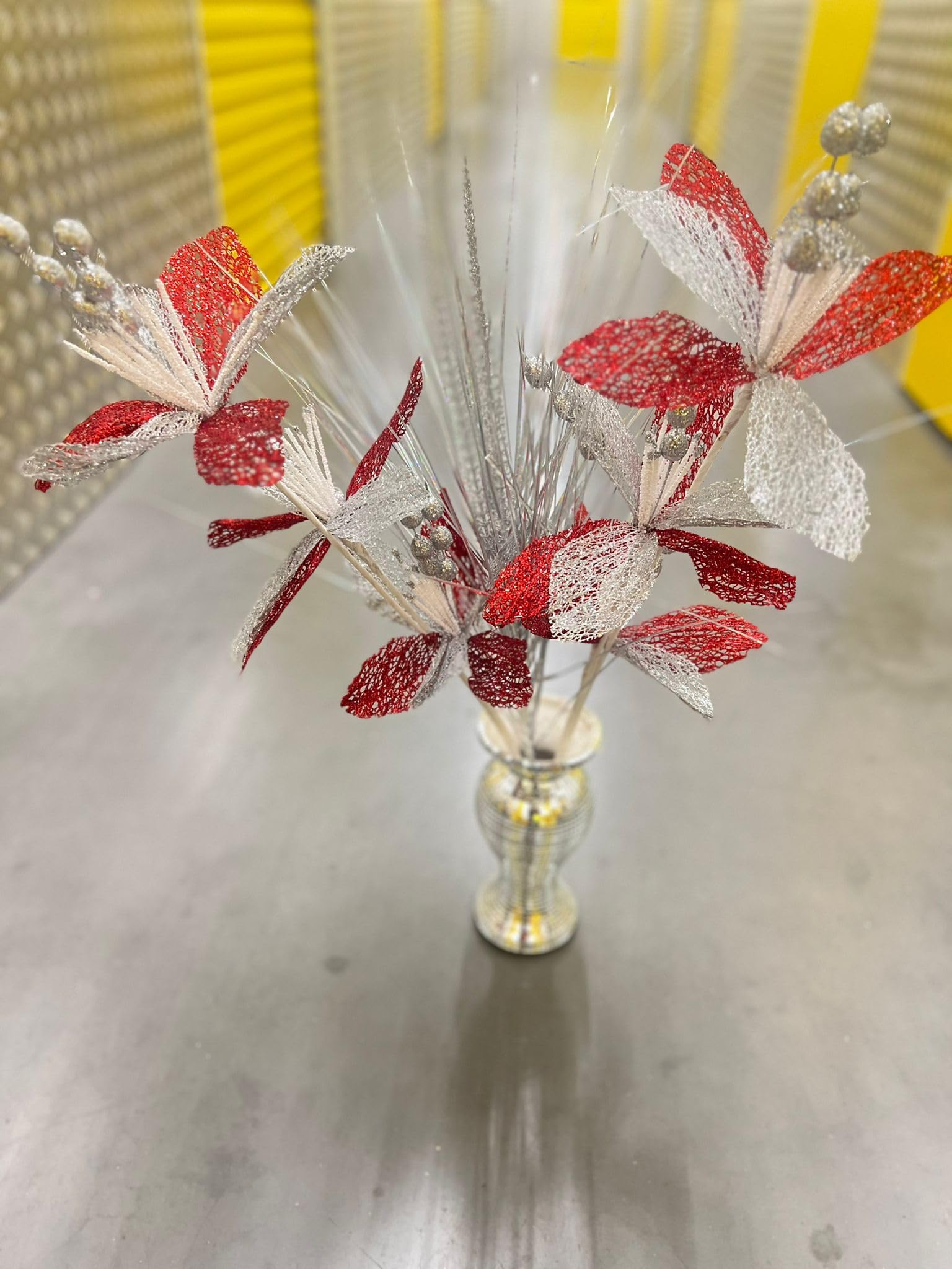 Fleurs artificielles paillettes rouge argent : décoration maison pour vase et centre de table