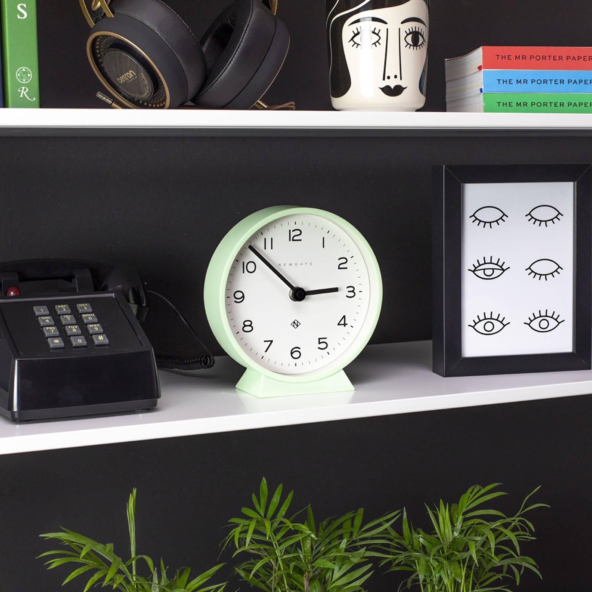 NEWGATE® M Mantel Echo Schreibtischuhr | Modernes runddesign | Neo-mintgrün | Leicht lesbare Zahlen | Zeitgenössischer Stil für Schreibtisch, Tisch, Regal oder nachttisch