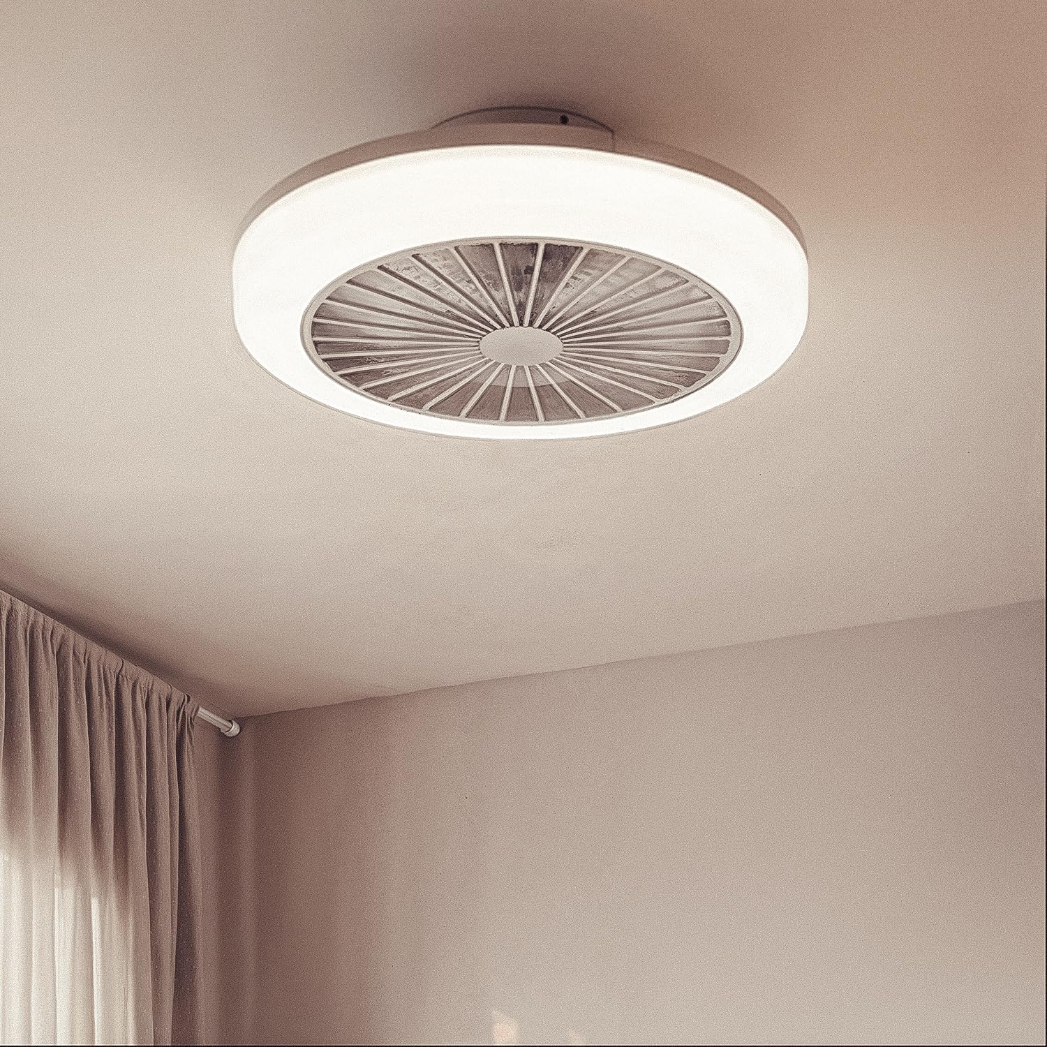 LEDKIA LIGHTING Ventilador de Techo Angin Tipo Plafón Blanco con Luz LED CCT 1920 lm, Motor DC 15W Silencioso y Eficiente, Aspas Ocultas, 6 Velocidades, Mando a Distancia, ideal para estancia mediana