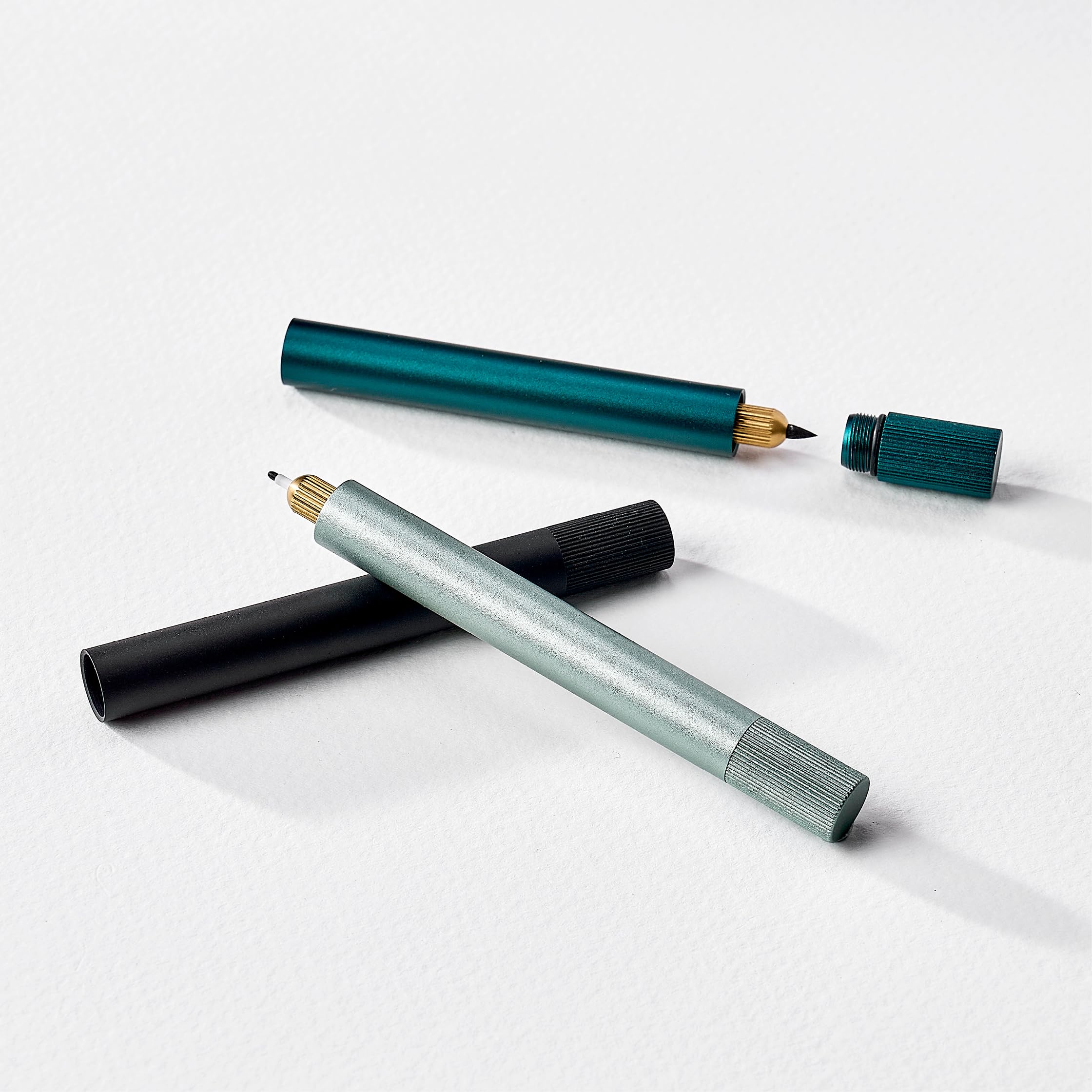 Tom's Studio Lumos Mini (Sage) | Stylo fin polyvalent et rechargeable dans un emballage de poche | Livré avec 11 pointes et un échantillon d'encre noire profonde de 3 ml