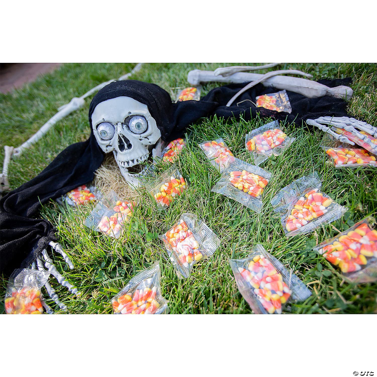Fun Express Halloween Candy Corn Bulk 32 Individual Packets - Classic Fall Candy Mix Assorted Flavors | 2 Pounds Halloween Treats for Trick-or-Treaters, Parties & Trunk or Treat Events | Made in USA