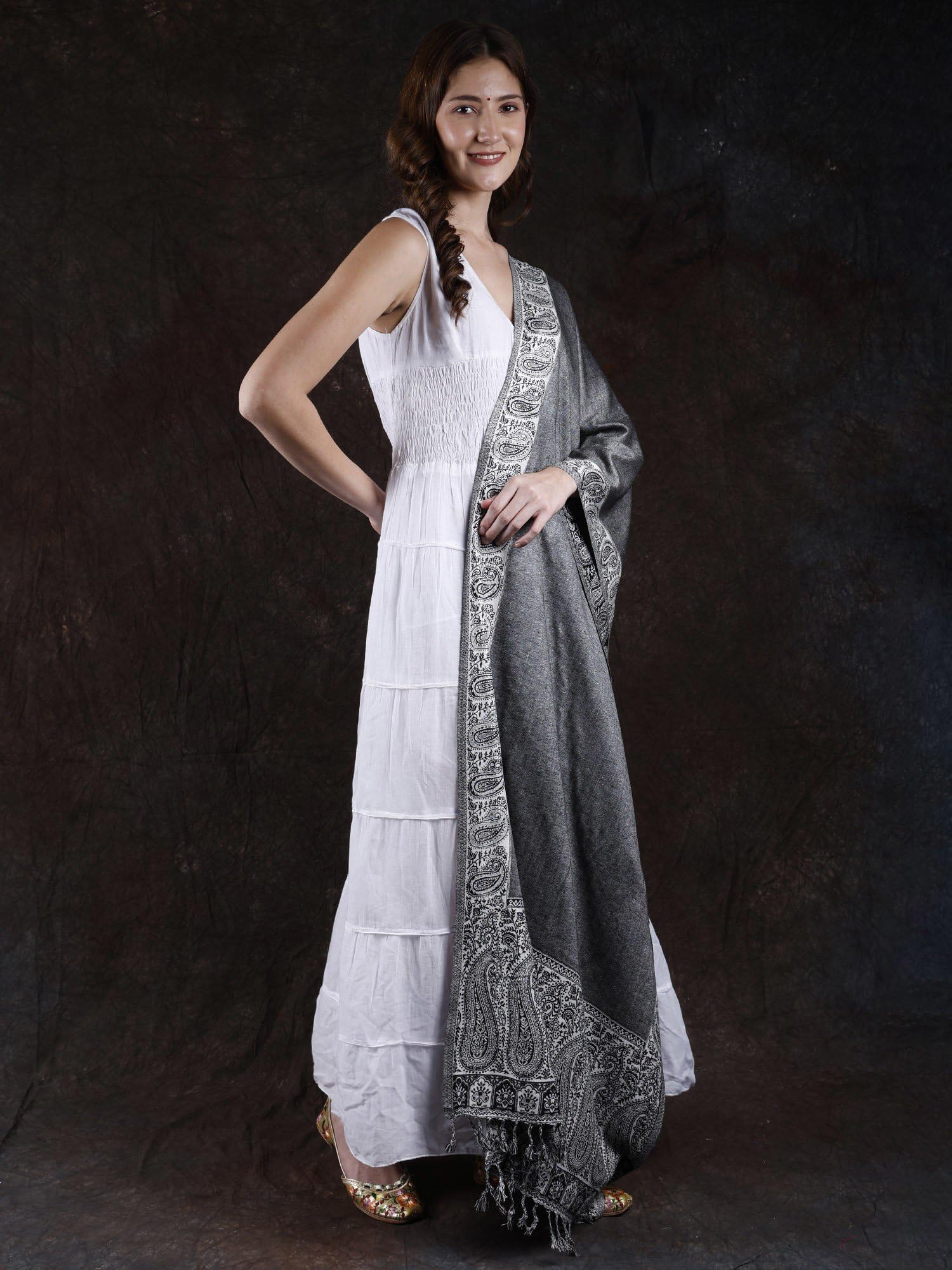 Exotic India Étole Jamawar pour femme de Ludhiana avec cachemire sur bordure et noyau uni | Beau design châle, écharpes