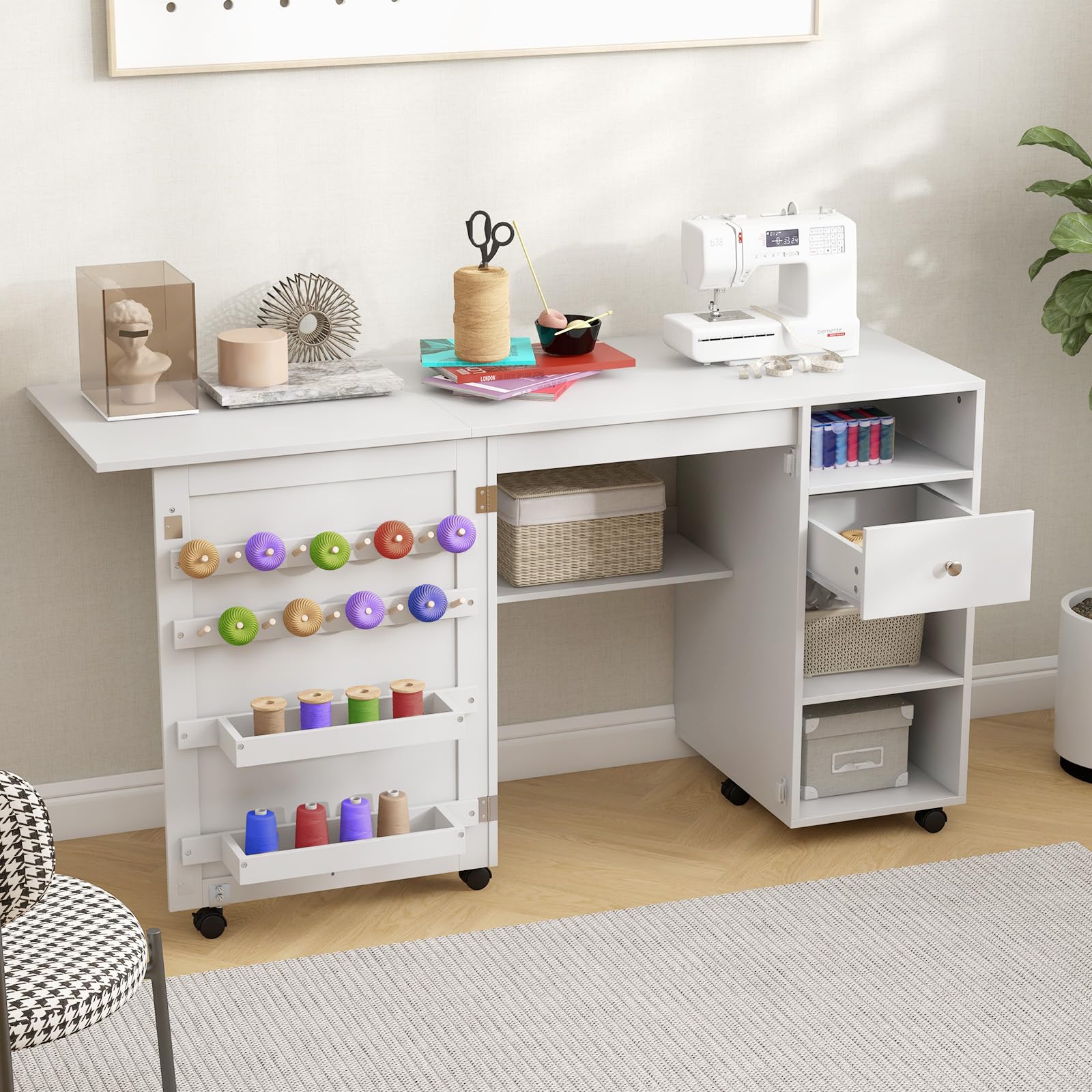 LIFEZEAL Table de Couture Pliante, Armoire pour Machine à Coudre avec Etagères de Rangement, Crochets, Bureau de Couture Réglable avec 6 Roues Verrouillables, Design Compact, Blanc