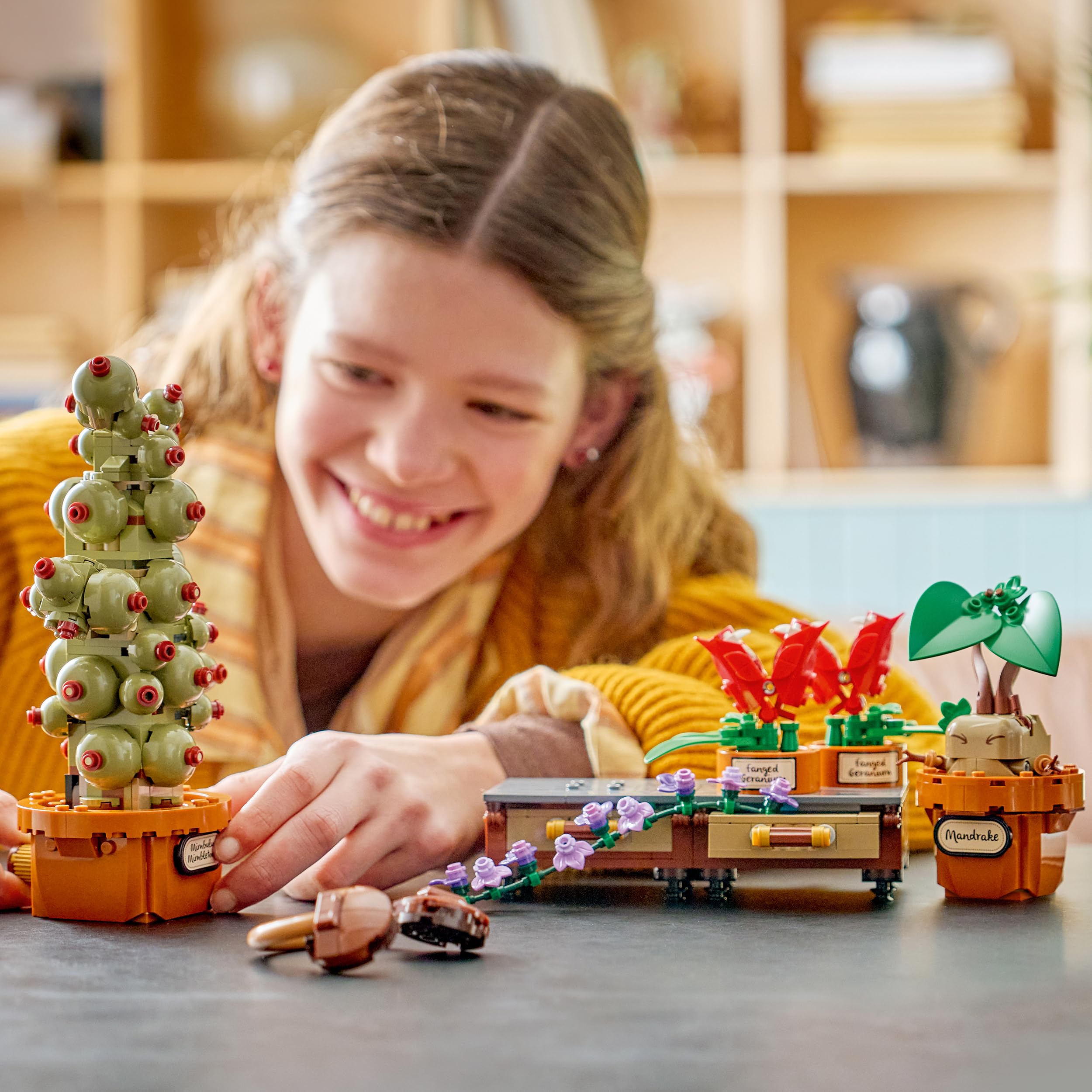 LEGO Harry Potter Rośliny z lekcji zielarstwa w Hogwarcie 76474 | Model roślin z Hogwartu, zestaw konstrukcyjny, prezent dla fana Harry’ego Pottera 12+, klocki dla dzieci, 817 elementów
