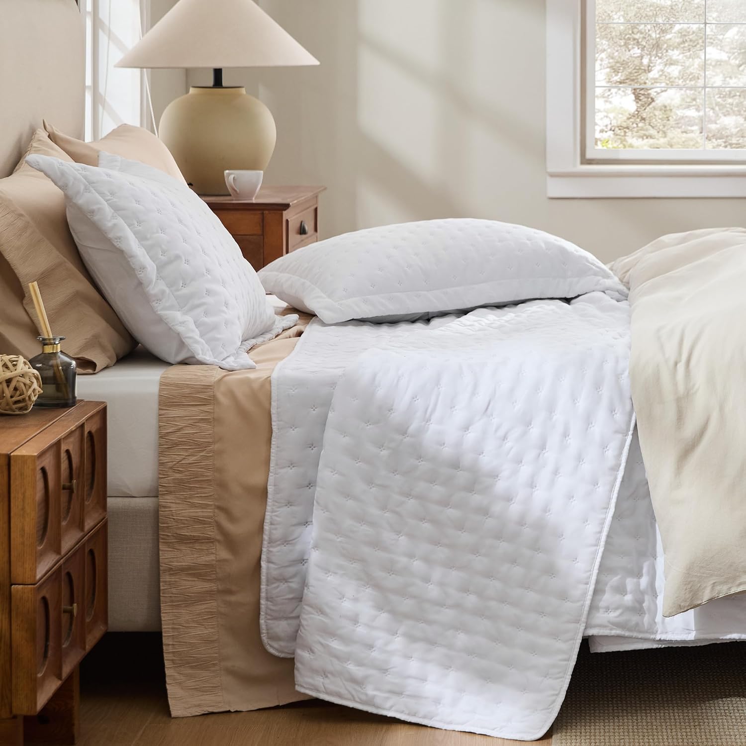 Bedsure Quilts Queen Size - Bright White Bedspread Queen Size & Lightweight Comforter, Modern Coverlet with Clover Pattern, Ultra Soft All-Season Bedding, 90 x 96 Inches | Stitch-Free Quilting, Lightweight, Summer Bedding Set, Machine Washable, Pet-Friendly