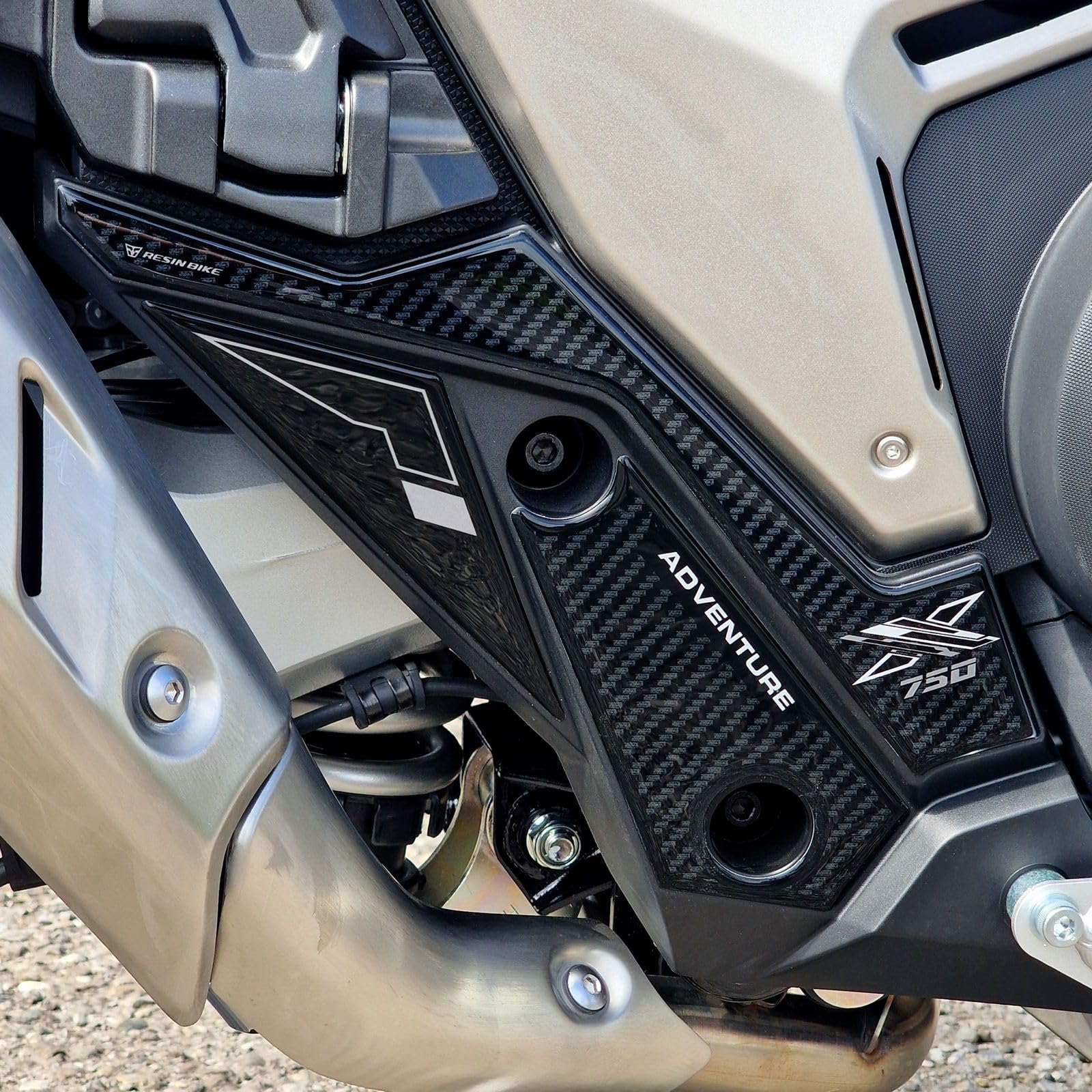 Resin Bike Kit Adesivi Scooter Compatibile con Honda X-ADV 750 2025-2026. Kit Completo Protezioni Carene, Pedana e Tunnel Antigraffio e Antiurto. Adesivi Resinati 3D Made in Italy