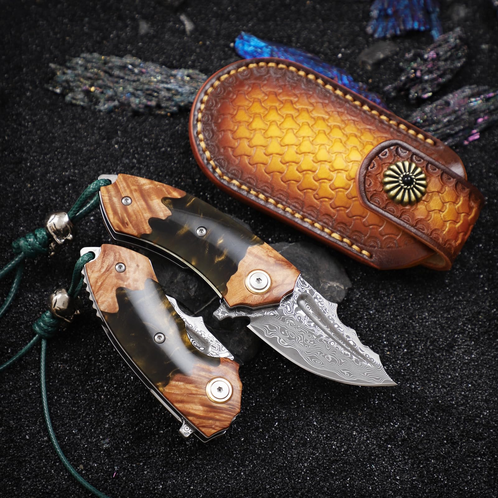Handmade Japanese Damascus Steel Pocket Knife.Men's and Women's EDC Folding Knife，6cm Sharp blades，With leather sheath，Resin and maple handles，Suitable for hiking adventure, outdoor camping carry, mul