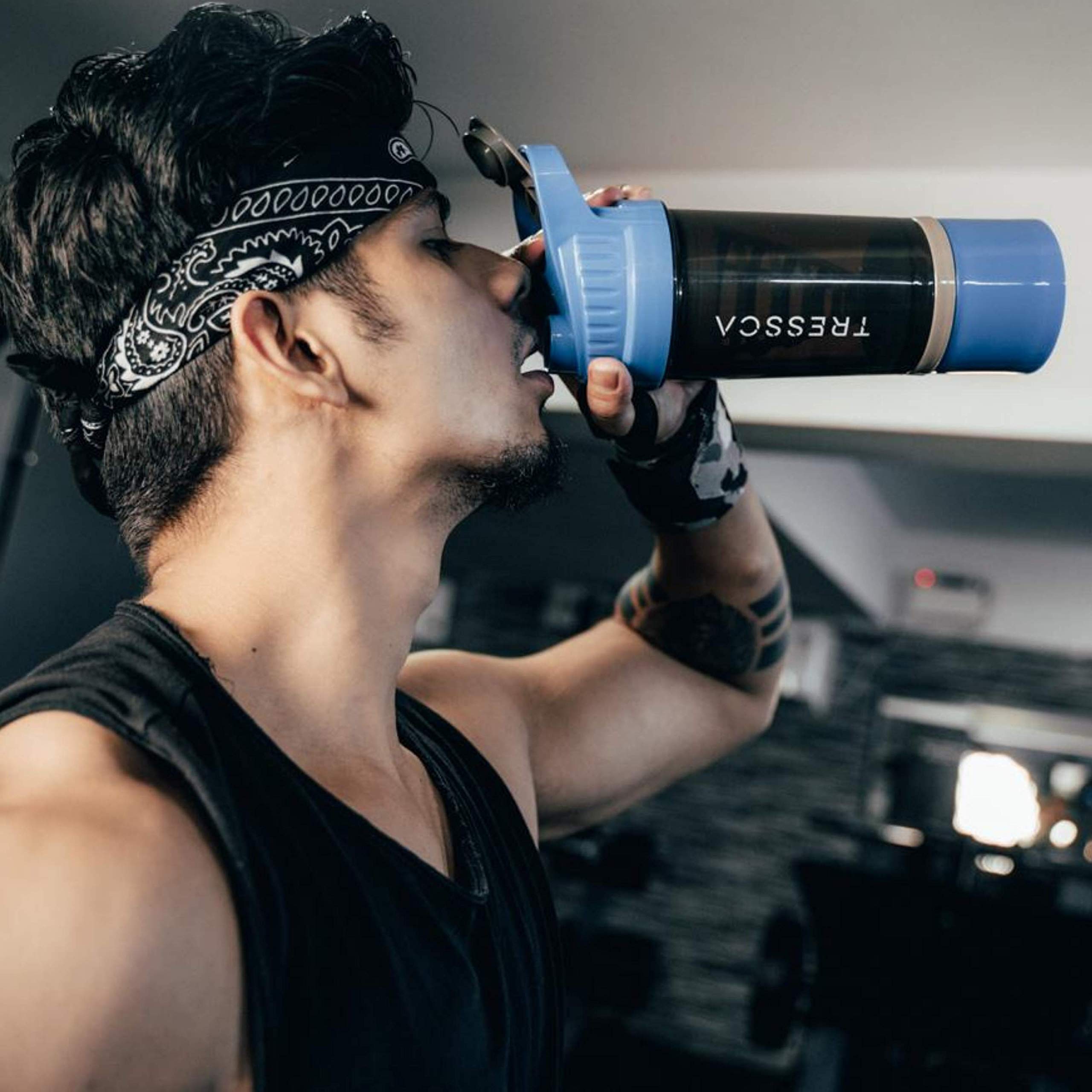 Shaker de protéines en plastique anti-fuite, sans BPA, zéro odeur et résistant aux chocs avec plusieurs compartiments de rangement (bleu marine)