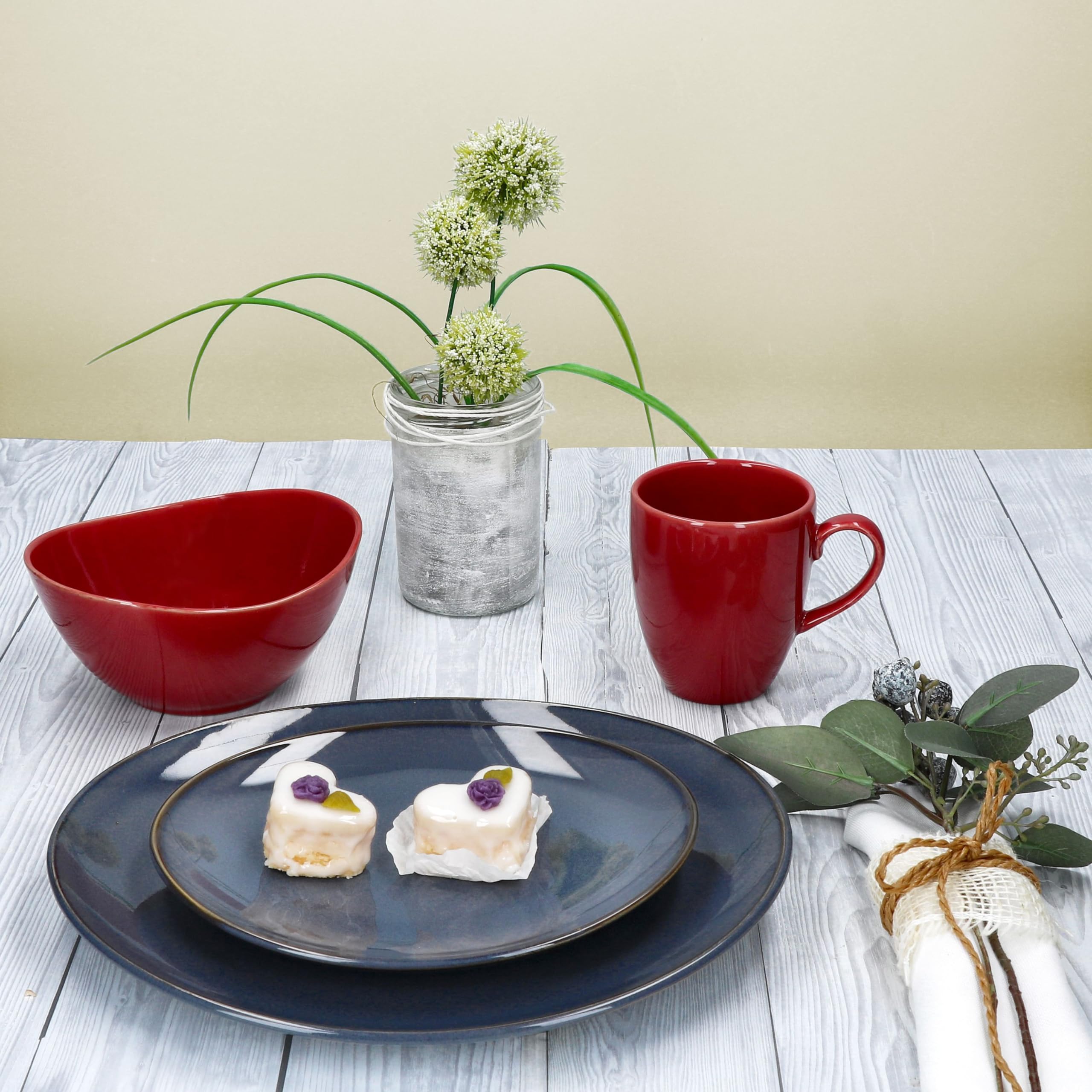 MÄSER Natural Service de table 16 pièces pour 4 personnes bleu et rouge I Service de table en faïence avec 4 tasses à café de 270 ml, bols de 400 ml, assiettes à gâteau et assiettes plates I Petit