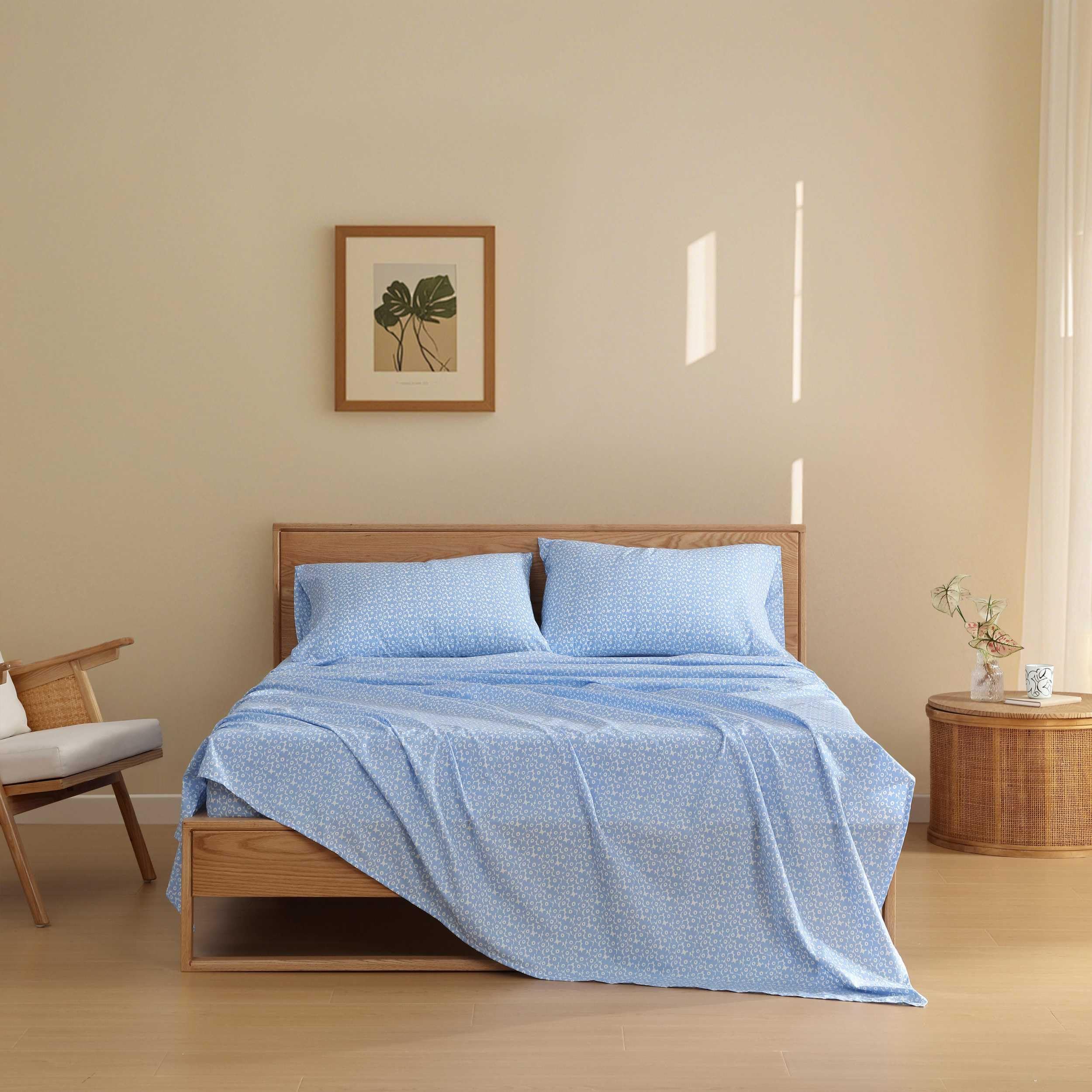 Marimekko - Queen Size Sheets Set, Crisp & Tailored Cooling Sheets with a Smooth Cotton Percale Feel - Bed Sheets with Matching Pillowcases & Fitted Sheet (Pikkuinen Unikko Blue)