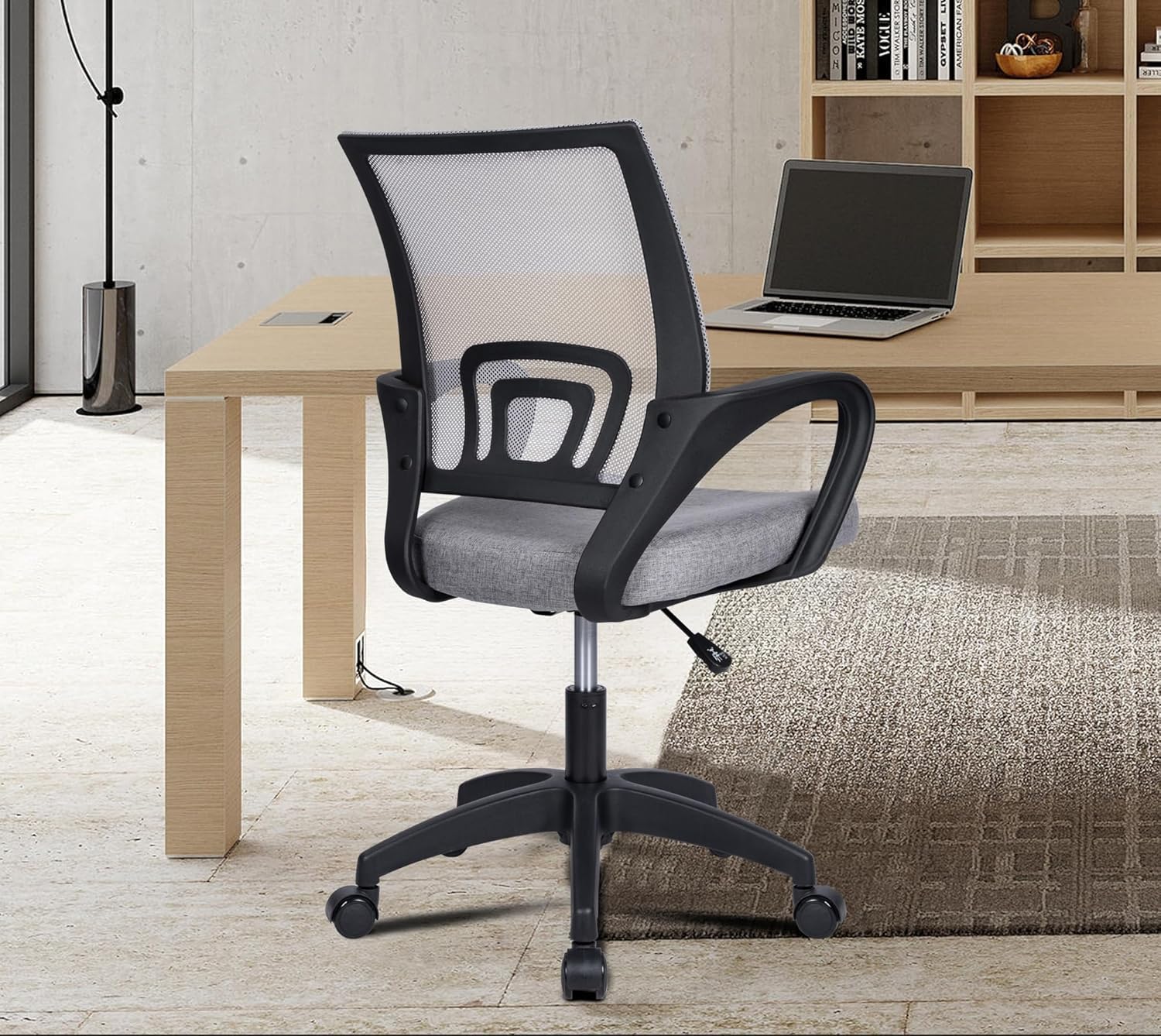 M1C - Silla de Oficina o Escritorio Ergonómica con Soporte Lumbar, Malla Transpirable, Regulable en Altura, Ruedas antiarañazos, Color Gris