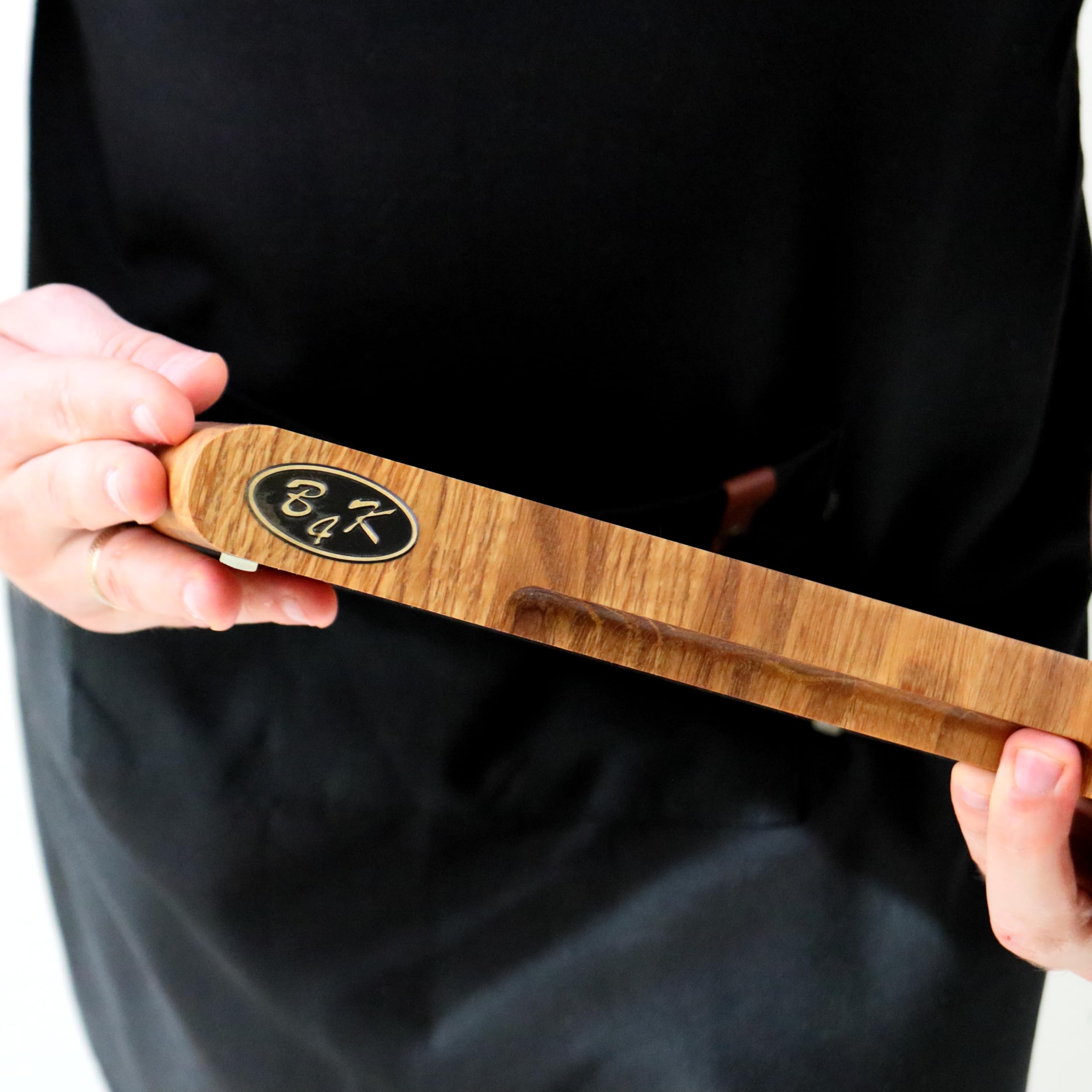 B4K Tagliere in legno di quercia, 40 × 30 cm, massello di legno di cervello con supporto, antibatterico, con manici, scanalatura e piedini in silicone, perfetto per cucina, carne e barbecue