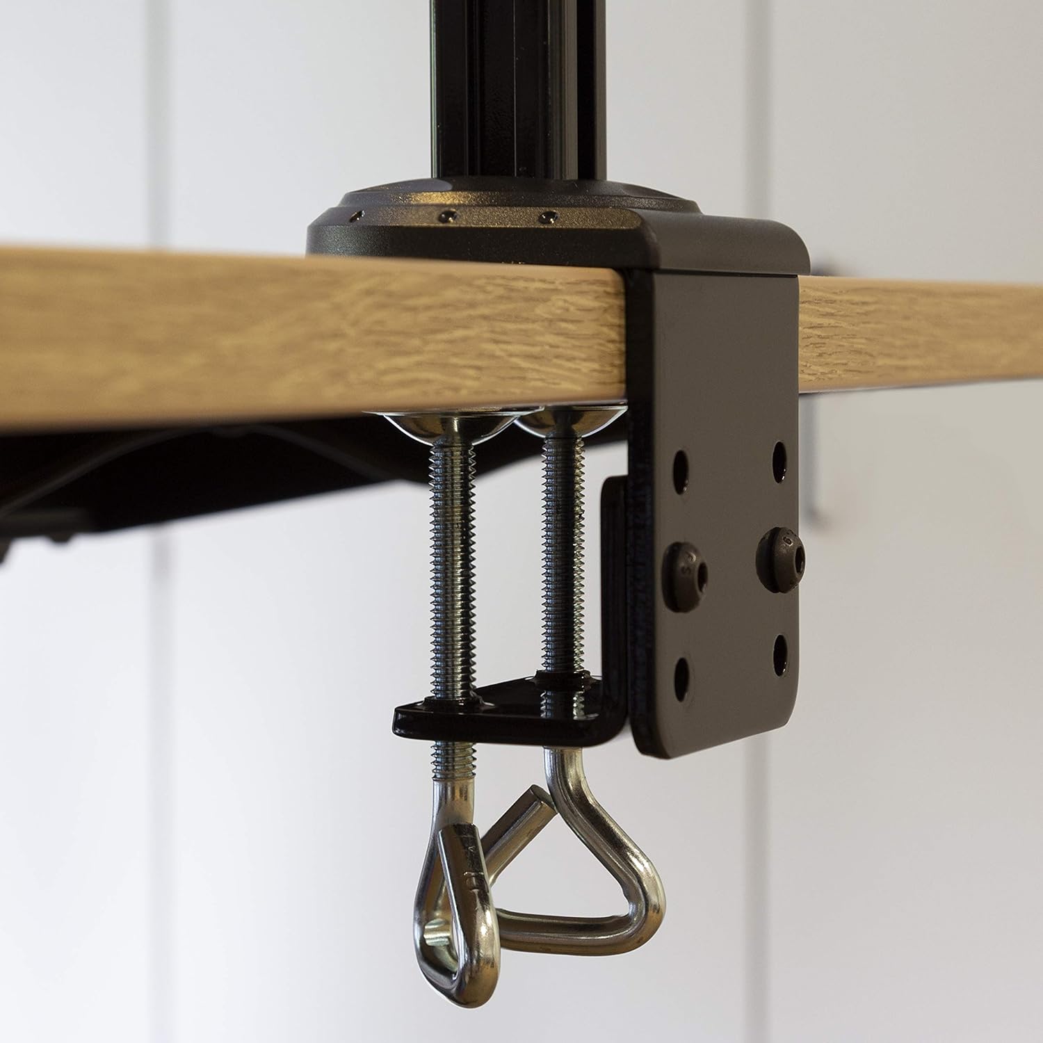 Escriptori clamp mechanism for LogiLink BP0074 monitor mount